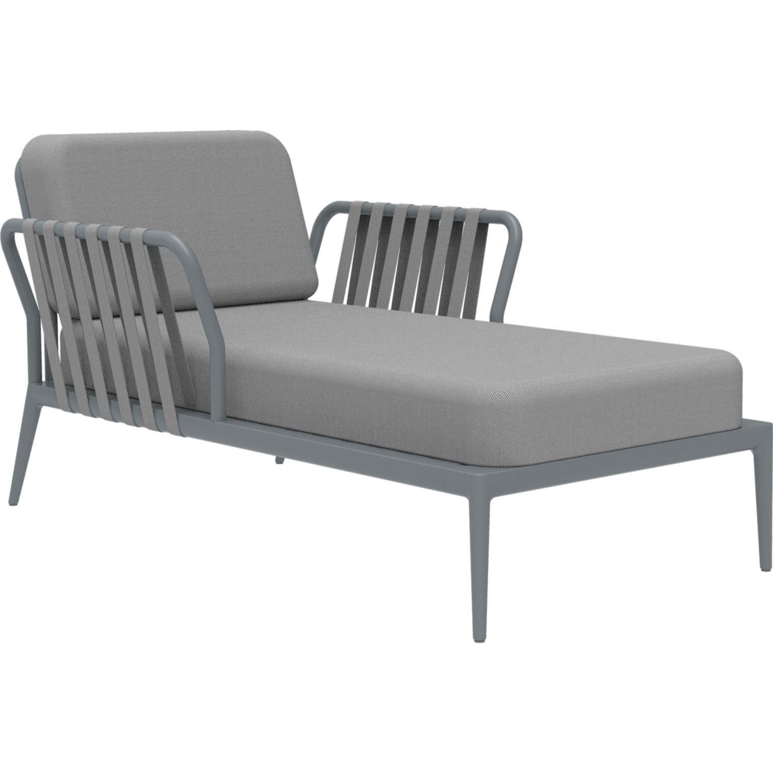 Ribbons Grey Divan by MOWEE
Dimensions: D91 x W155 x H81 cm (seat height 42cm)
Material: Aluminum and upholstery.
Weight: 30 kg.
Also available in different colors and finishes. 

An unmistakable collection for its beauty and robustness. A
