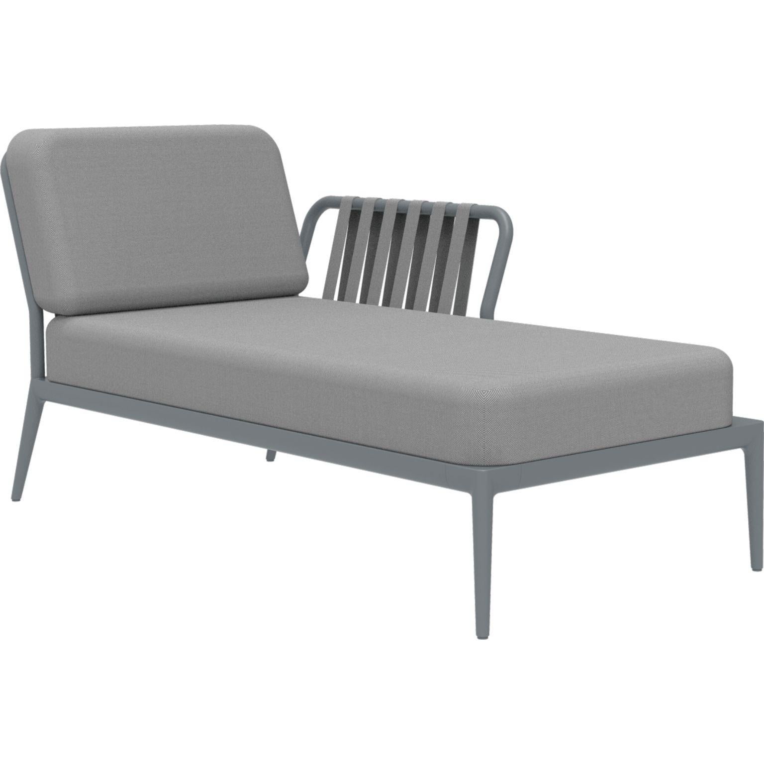Ribbons Grey Left Chaise Longue by MOWEE
Dimensions: D80 x W155 x H81 cm
Material: Aluminum, Upholstery
Weight: 28 kg
Also Available in different colours and finishes. 

An unmistakable collection for its beauty and robustness. A tribute to