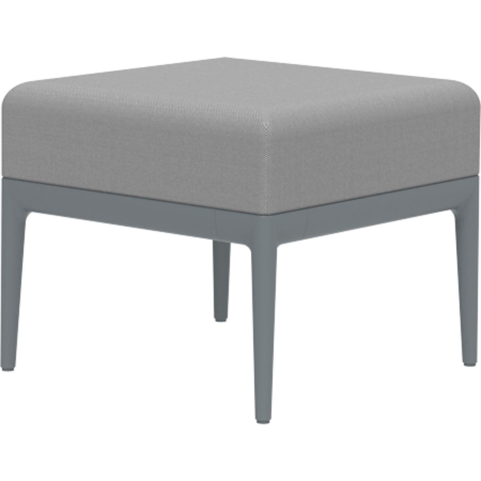 Ribbons Grey Puff by MOWEE
Dimensions: D50 x W50 x H42 cm.
Material: Aluminum and upholstery.
Weight: 9.3 kg
Also available in different colors and finishes. 

An unmistakable collection for its beauty and robustness. A tribute to the