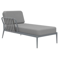 Graue Chaiselongue mit Bändern von MOWEE