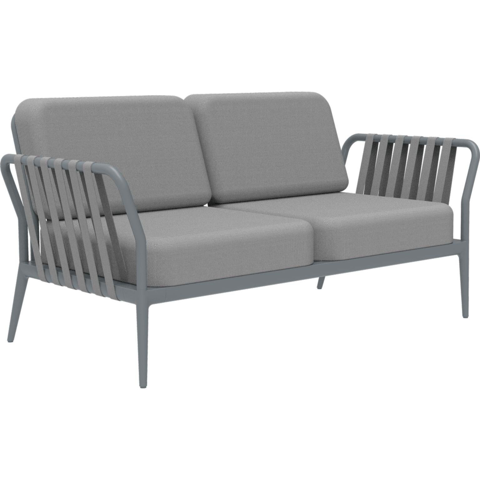 Ribbons grey sofa by Mowee.
Dimensions: D83 x W160 x H81 cm.
Material: Aluminium, upholstery.
Weight: 32 kg
Also available in different colors and finishes. 

An unmistakable collection for its beauty and robustness. A tribute to the Valencian