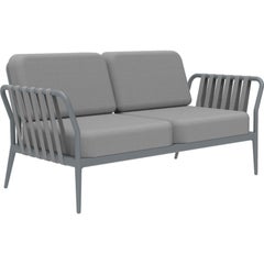 Graues Sofa mit Bändern von Mowee