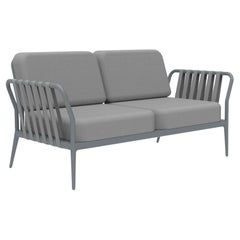 Graues Sofa mit Bändern von Mowee