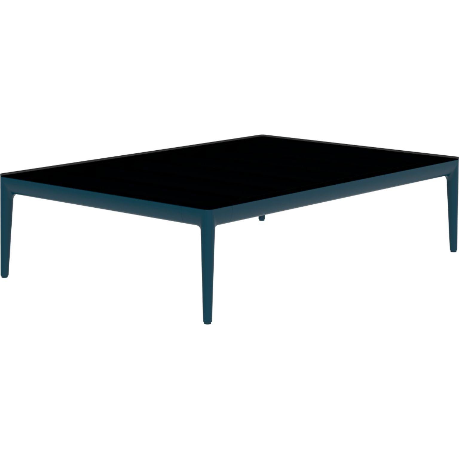 Table basse Ribbons Navy 115 par MOWEE
Dimensions : D76 x L115 x H29 cm
Matériau : Aluminium et plateau HPL.
Poids : 14,5 kg.
Également disponible en différentes couleurs et finitions. (HPL Black Edge ou Neolith top). 

Une collection incontournable