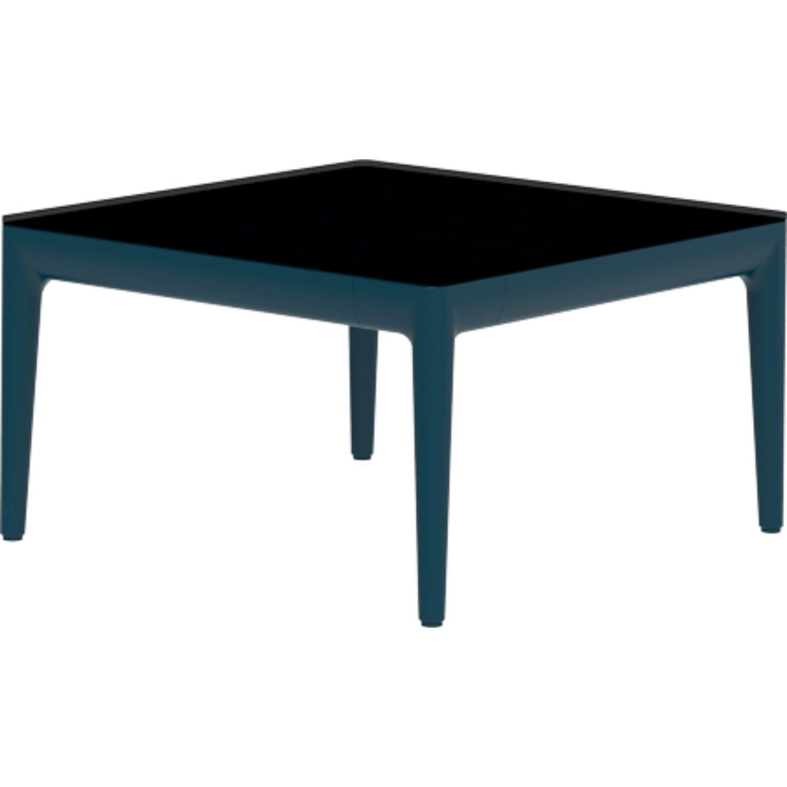 Table basse Ribbons Navy 50 by MOWEE
Dimensions : D50 x L50 x H29 cm
Matériau : Aluminium et plateau HPL.
Poids : 8 kg.
Également disponible en différentes couleurs et finitions. (HPL Black Edge ou Neolith top). 


Une collection incontournable pour