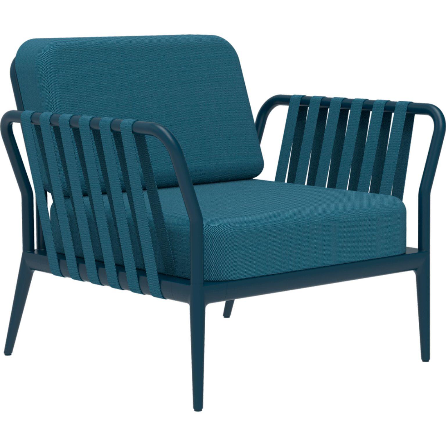 Ribbons Navy armchair by MOWEE
Dimensions: D83 x W91 x H81 cm (Seat Height 42 cm)
Material: Aluminum, Upholstery
Weight: 20 kg
Also Available in different colors and finishes. 

An unmistakable collection for its beauty and robustness. A