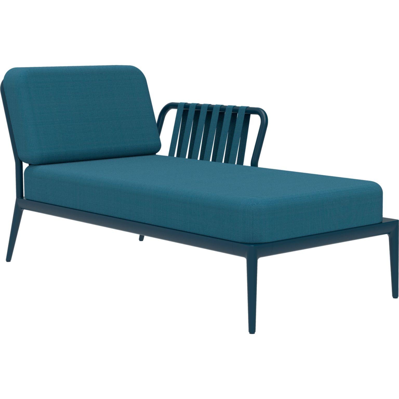 Ribbons Navy Left Chaise Longue by MOWEE
Dimensions: D80 x W155 x H81 cm
Material: Aluminum, Upholstery
Weight: 28 kg
Also Available in different colors and finishes. 

An unmistakable collection for its beauty and robustness. A tribute to the
