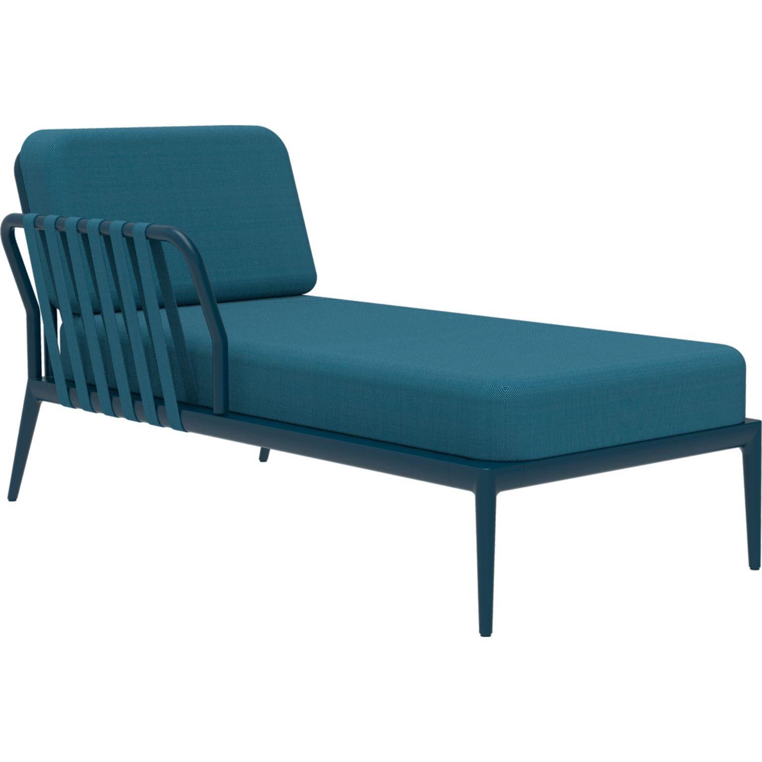Chaise longue droite bleu marine à rubans de MOWEE
Dimensions : D80 x L155 x H81 cm
Matière : Aluminium, tapisserie d'ameublement
Poids : 28 kg
Disponible également en différentes couleurs et finitions.

Une collection incontournable pour sa beauté