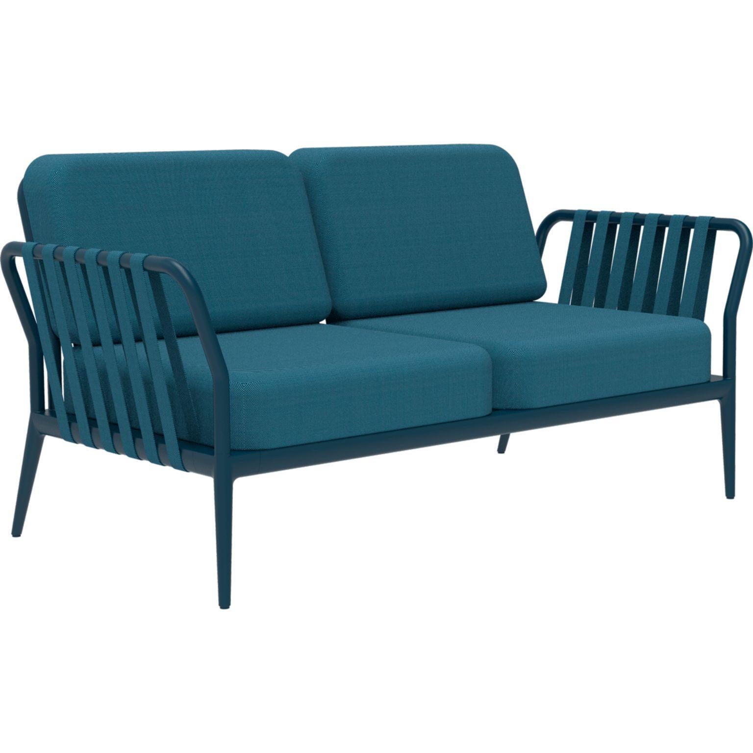 Ribbons navy sofa by Mowee.
Dimensions: D83 x W160 x H81 cm.
Material: Aluminium, upholstery.
Weight: 32 kg
Also available in different colors and finishes. 

An unmistakable collection for its beauty and robustness. A tribute to the Valencian