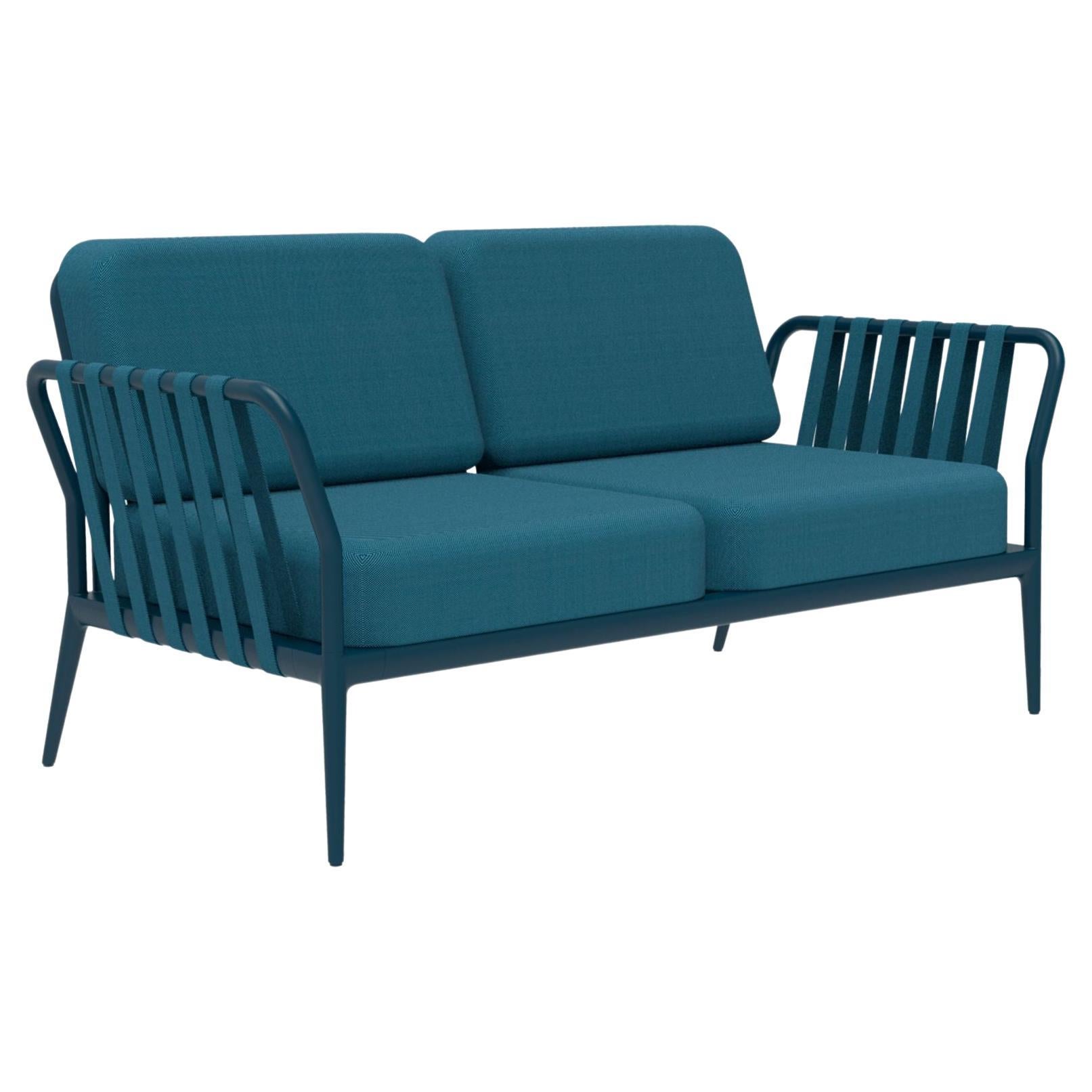 Marineblaues Sofa mit Bändern von Mowee im Angebot