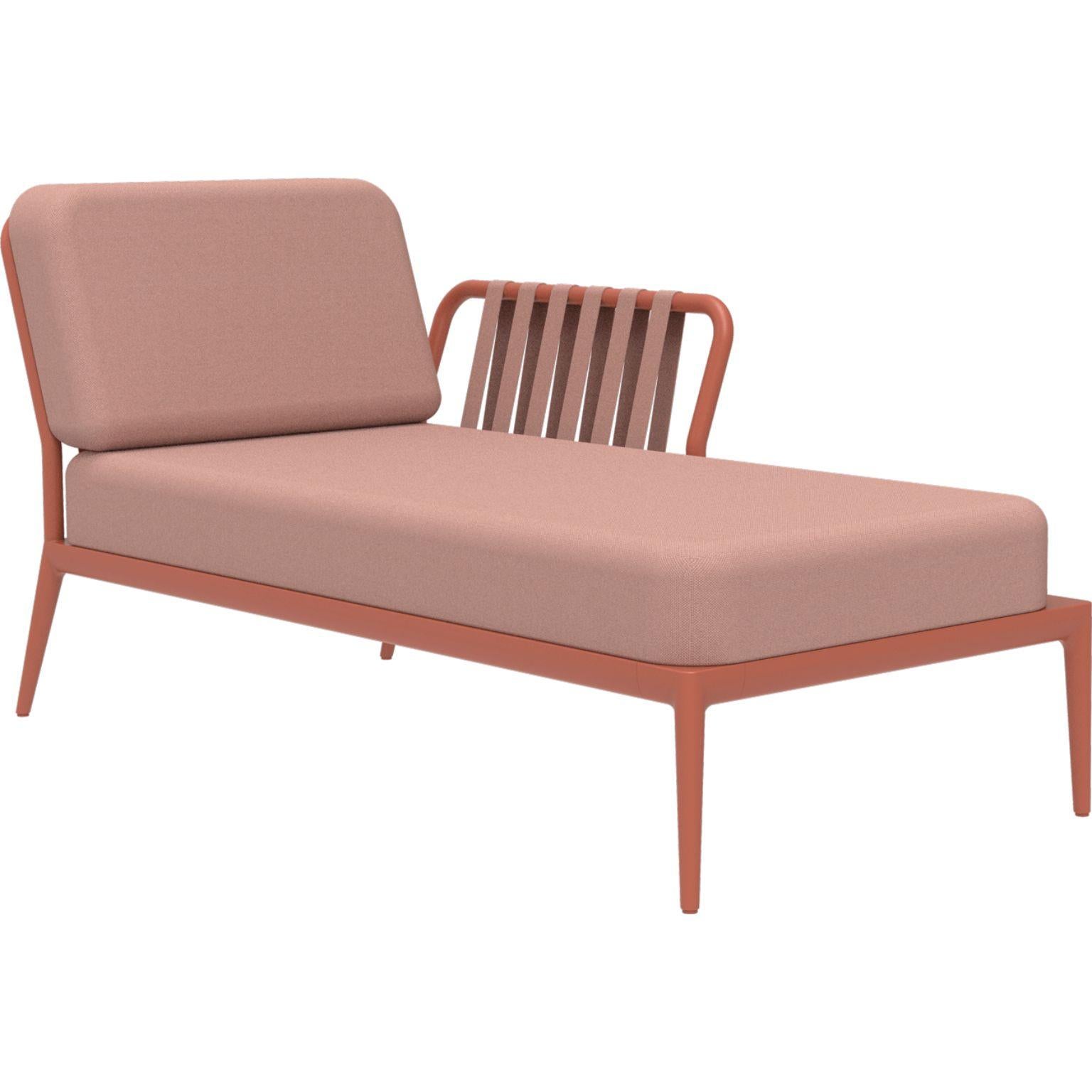 Ribbons Salmon Left Chaise Longue by MOWEE
Dimensions: D80 x W155 x H81 cm
Material: Aluminum, Upholstery
Weight: 28 kg
Also Available in different colours and finishes. 

An unmistakable collection for its beauty and robustness. A tribute to