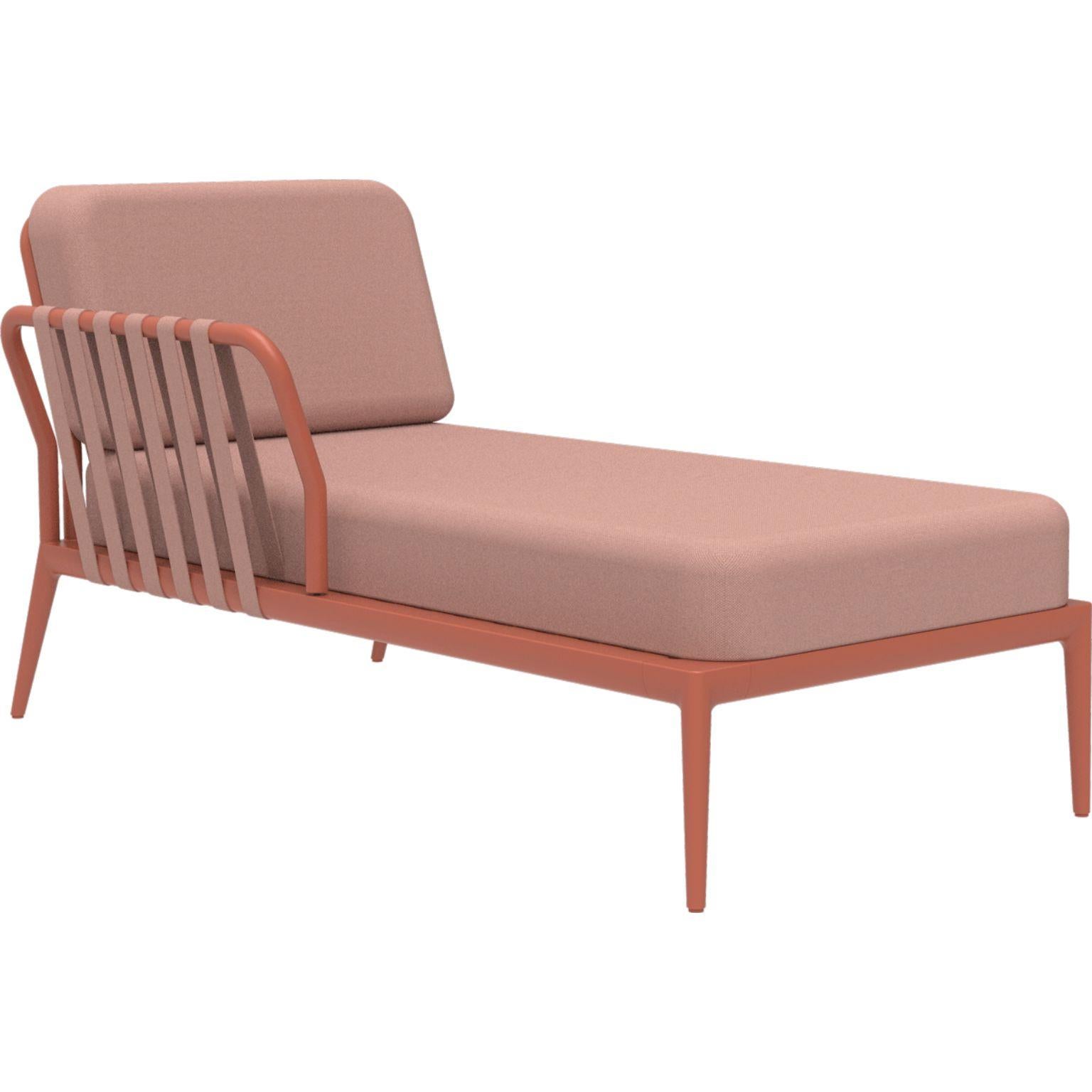 Ribbons Salmon Right Chaise longue by MOWEE
Dimensions: D80 x W155 x H81 cm
Material: Aluminum, Upholstery
Weight: 28 kg
Also Available in different colors and finishes. 

An unmistakable collection for its beauty and robustness. A tribute to