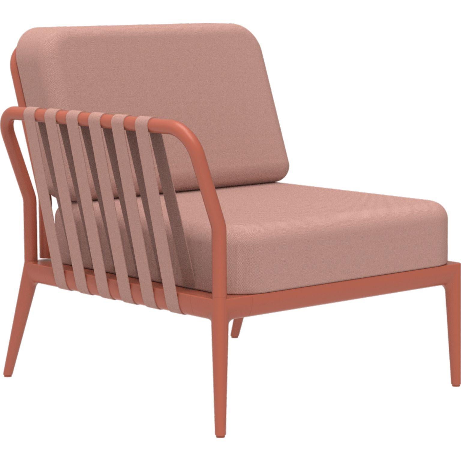 Sofá modular derecho salmón Ribbons de MOWEE
Dimensiones: P83 x An80 x Al81 cm (altura del asiento 42 cm)
Material: Aluminio y tapicería
Peso: 19 kg
También disponible en distintos colores y acabados.

Una colección inconfundible por su belleza y
