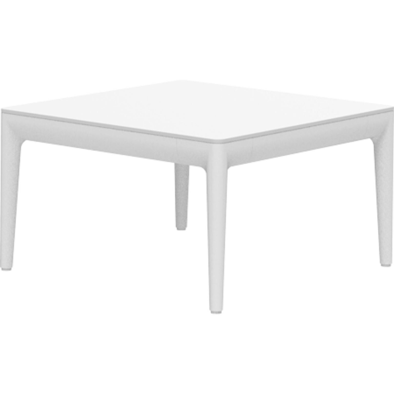 Ribbons white 50 coffee table by MOWEE
Dimensions: D 50 x W 50 x H 29 cm
Material: Aluminum and HPL top.
Weight: 8 kg.
Also available in different colors and finishes. (HPL Black Edge or Neolith top).

An unmistakable collection for its beauty