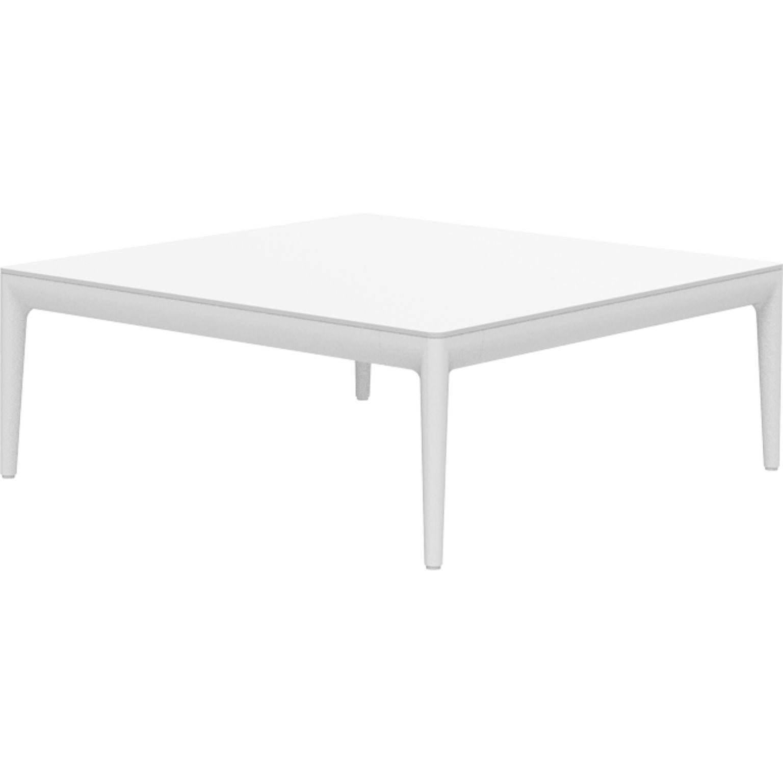 Ribbons white 76 coffee table by MOWEE
Dimensions: D 76 x W 76 x H 29 cm
Material: Aluminum and HPL top.
Weight: 12 kg.
Also available in different colors and finishes. (HPL Black Edge or Neolith top).

An unmistakable collection for its