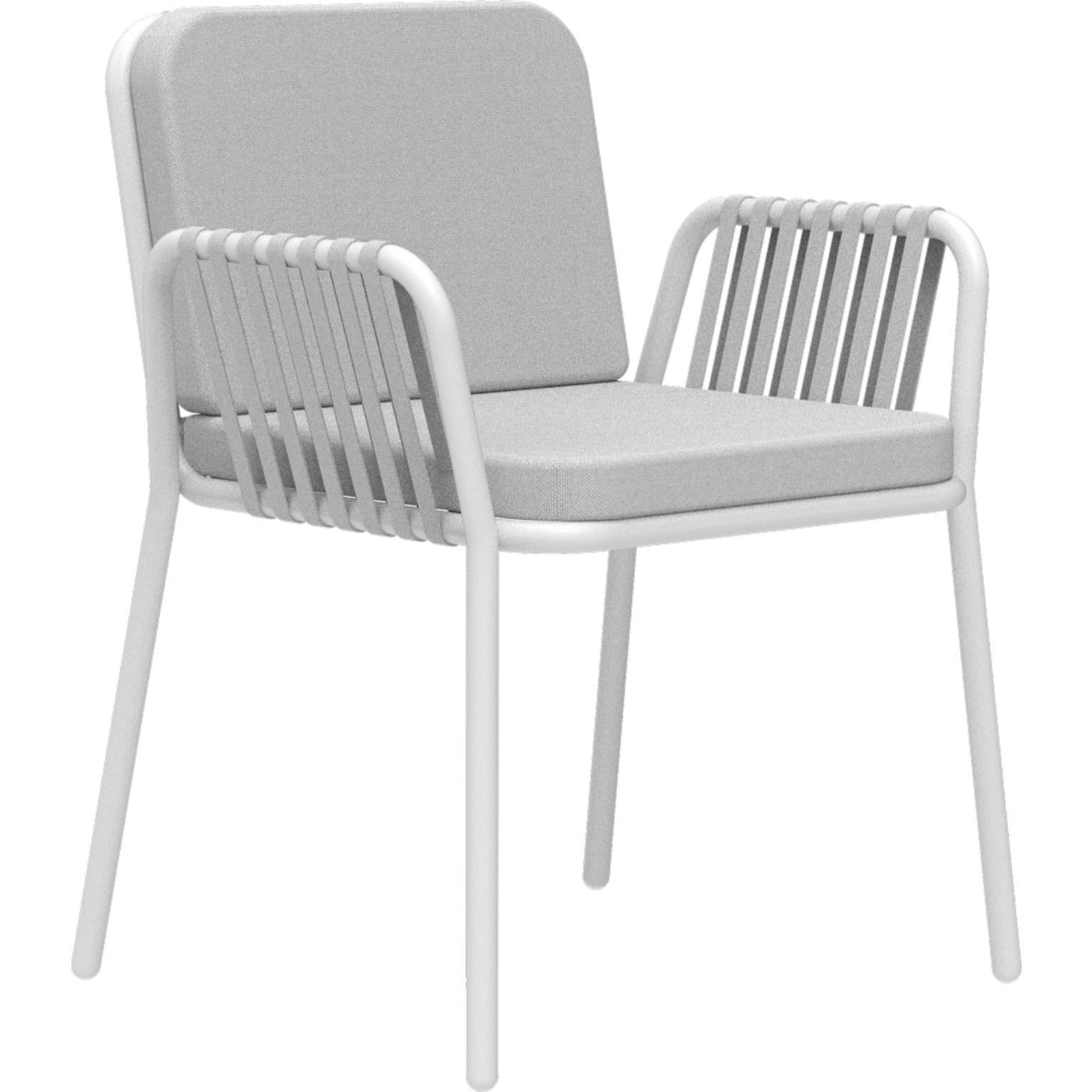 Weißer Sessel mit Bändern von MOWEE
Abmessungen: T60 x B62 x H83 cm (Sitzhöhe 48).
MATERIAL: Aluminium und Polstermaterial.
Gewicht: 5 kg.
Auch in verschiedenen Farben und Ausführungen erhältlich.

Eine Collection'S, die durch ihre Schönheit und