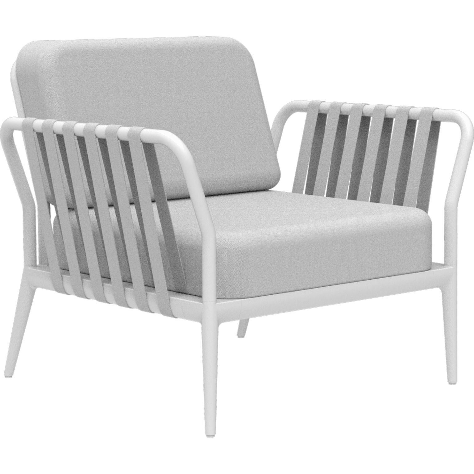 Weißer Sessel mit Bändern von MOWEE
Abmessungen: T83 x B91 x H81 cm (Sitzhöhe 42 cm)
MATERIAL: Aluminium, Polstermöbel
Gewicht: 20 kg
Auch in verschiedenen Farben und Ausführungen erhältlich. 

Eine Collection'S, die durch ihre Schönheit und