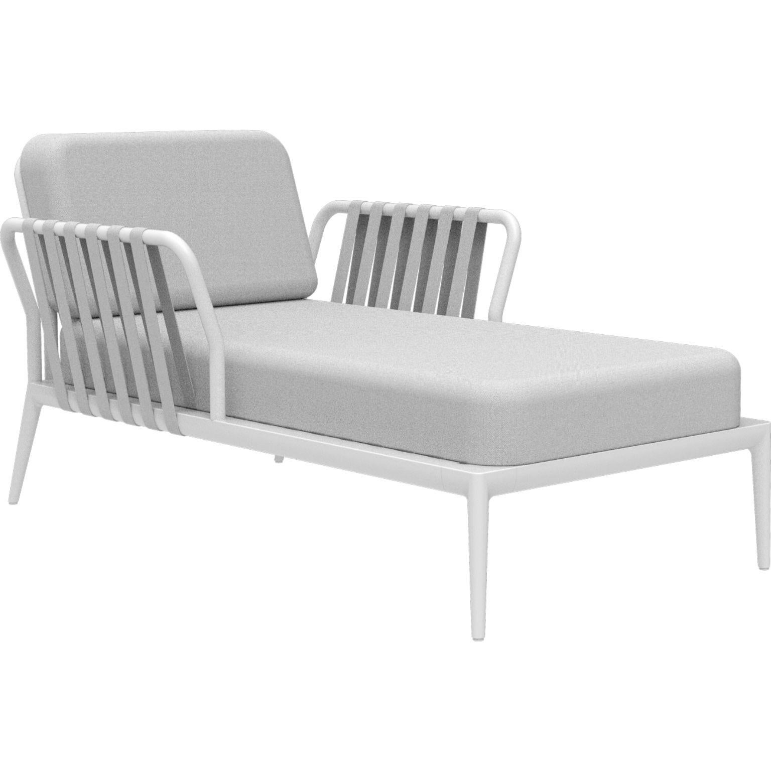 Ribbons white divan by MOWEE
Dimensions: D91 x W155 x H81 cm (seat height 42cm)
Material: Aluminum and upholstery.
Weight: 30 kg.
Also available in different colors and finishes.

An unmistakable collection for its beauty and robustness. A