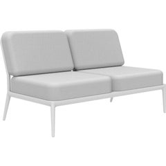 Weißes, modulares Sofa mit Bändern in der Mitte von MOWEE