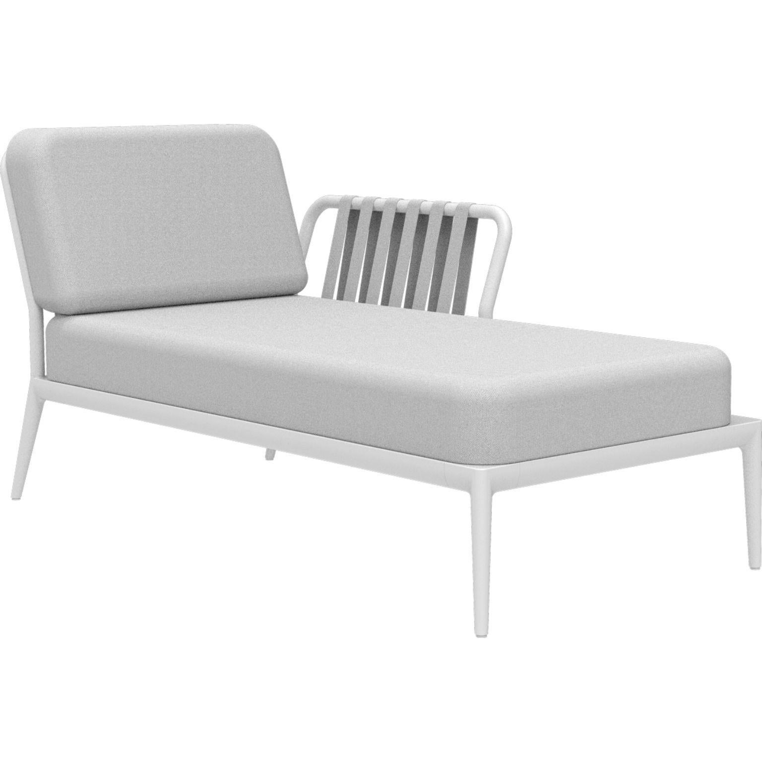 Ribbons white left chaise longue by MOWEE
Dimensions: D80 x W155 x H81 cm
Material: Aluminum, Upholstery
Weight: 28 kg
Also Available in different colours and finishes.

An unmistakable collection for its beauty and robustness. A tribute to