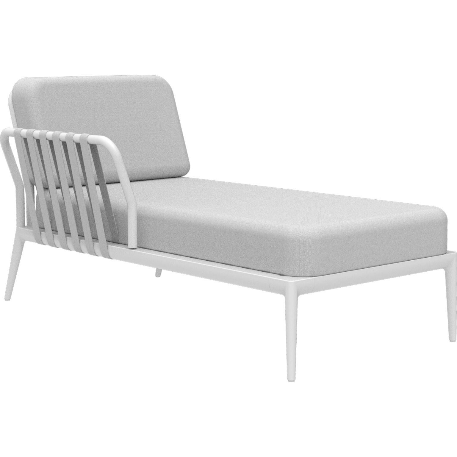 Ribbons white right chaise longue by MOWEE
Dimensions: D80 x W155 x H81 cm
Material: aluminum, upholstery
Weight: 28 kg
Also available in different colours and finishes.

An unmistakable collection for its beauty and robustness. A tribute to