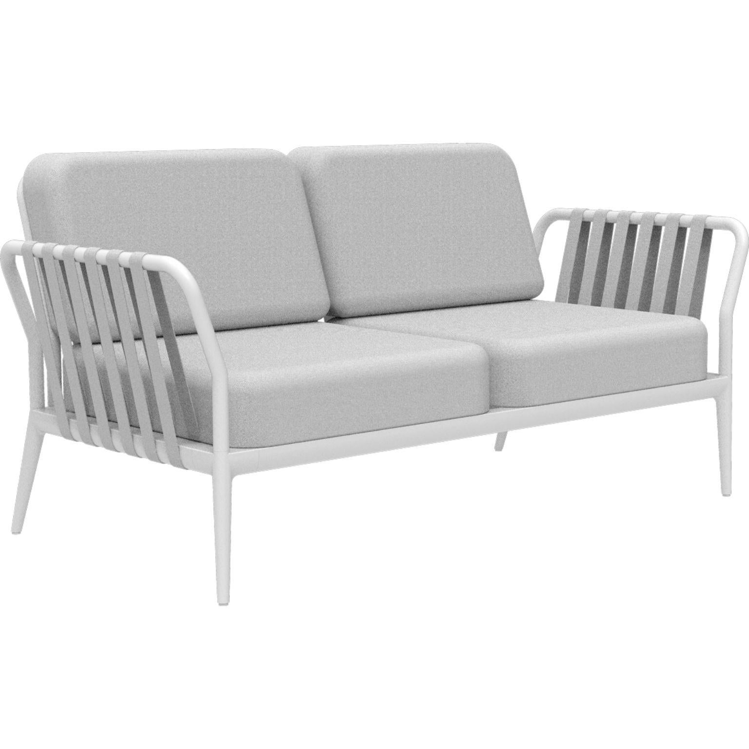 Ribbons white sofa by MOWEE
Dimensions: D83 x W160 x H81 cm
Material: Aluminum, Upholstery
Weight: 32 kg
Also available in different colors and finishes. 

An unmistakable collection for its beauty and robustness. A tribute to the Valencian