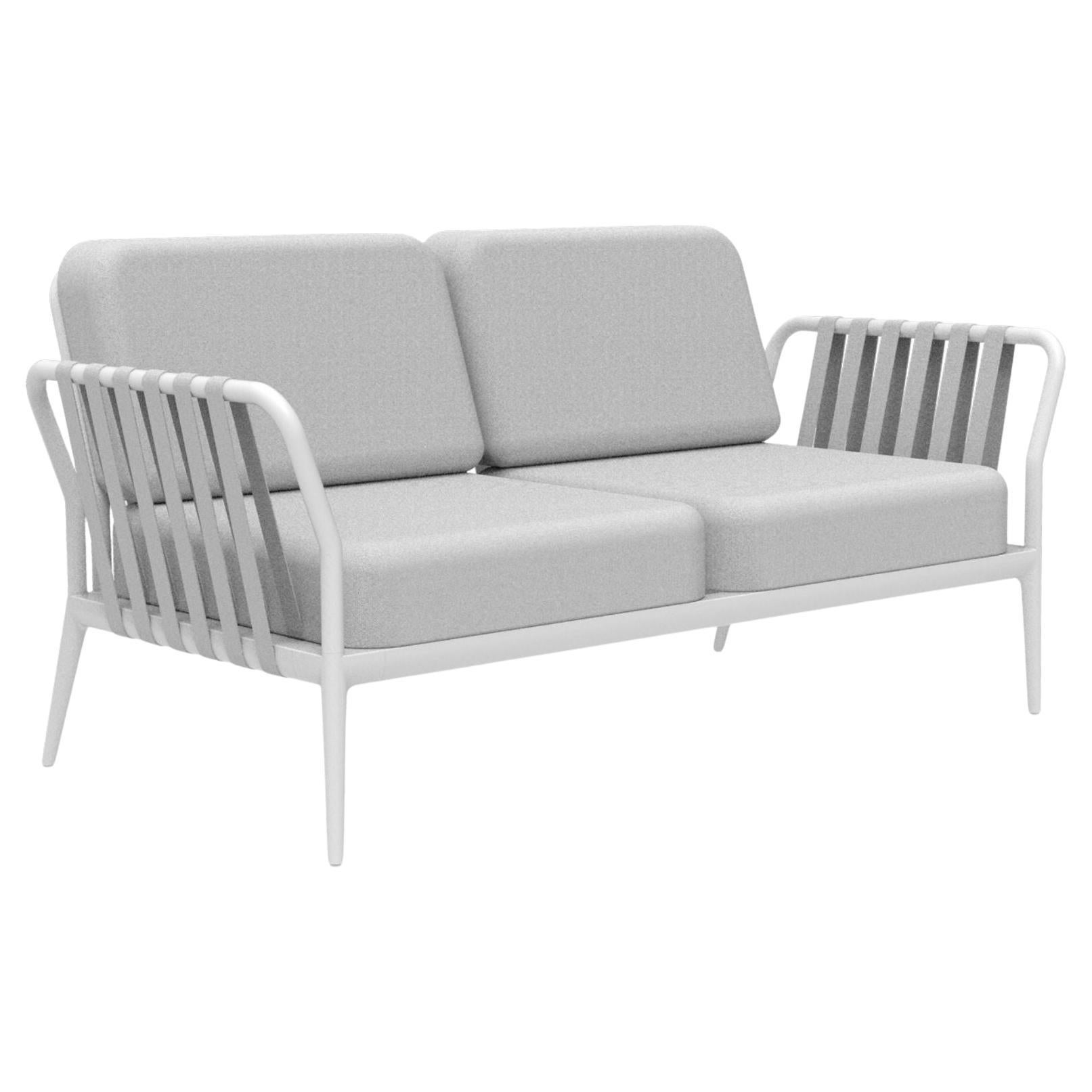 Weißes Sofa mit Bändern von MOWEE im Angebot