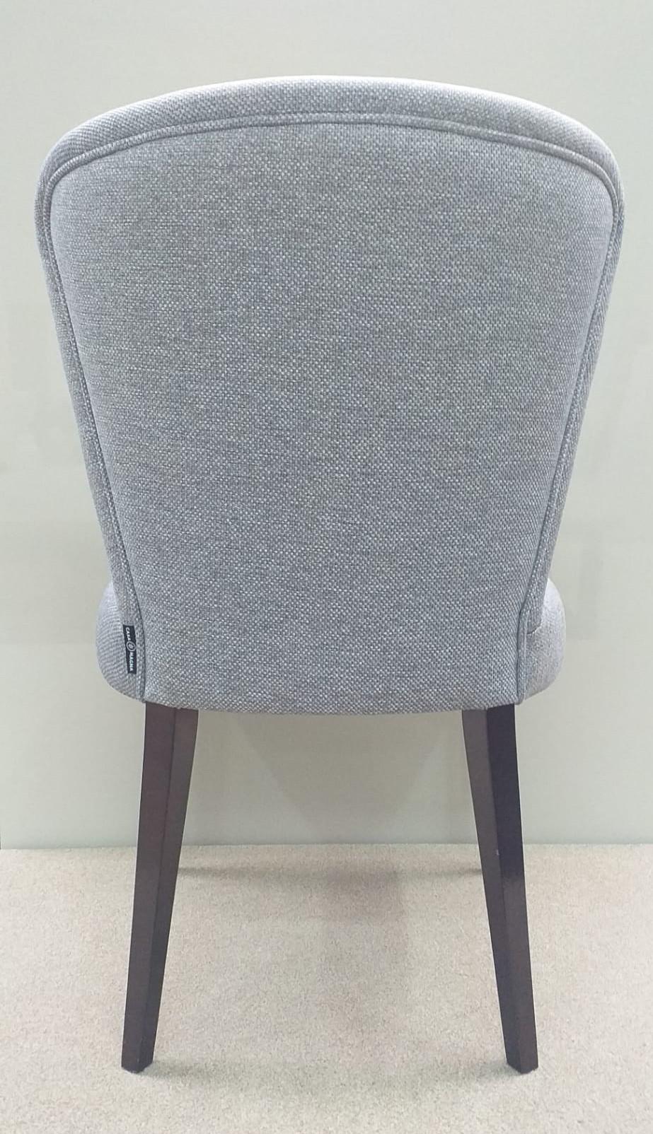 Bequemer und eleganter Stuhl für eine schöne Esszimmereinrichtung. 

Gepolstert mit Rusland FDG2733/01 kombiniert mit glänzenden Eiche wenguê Beine.
