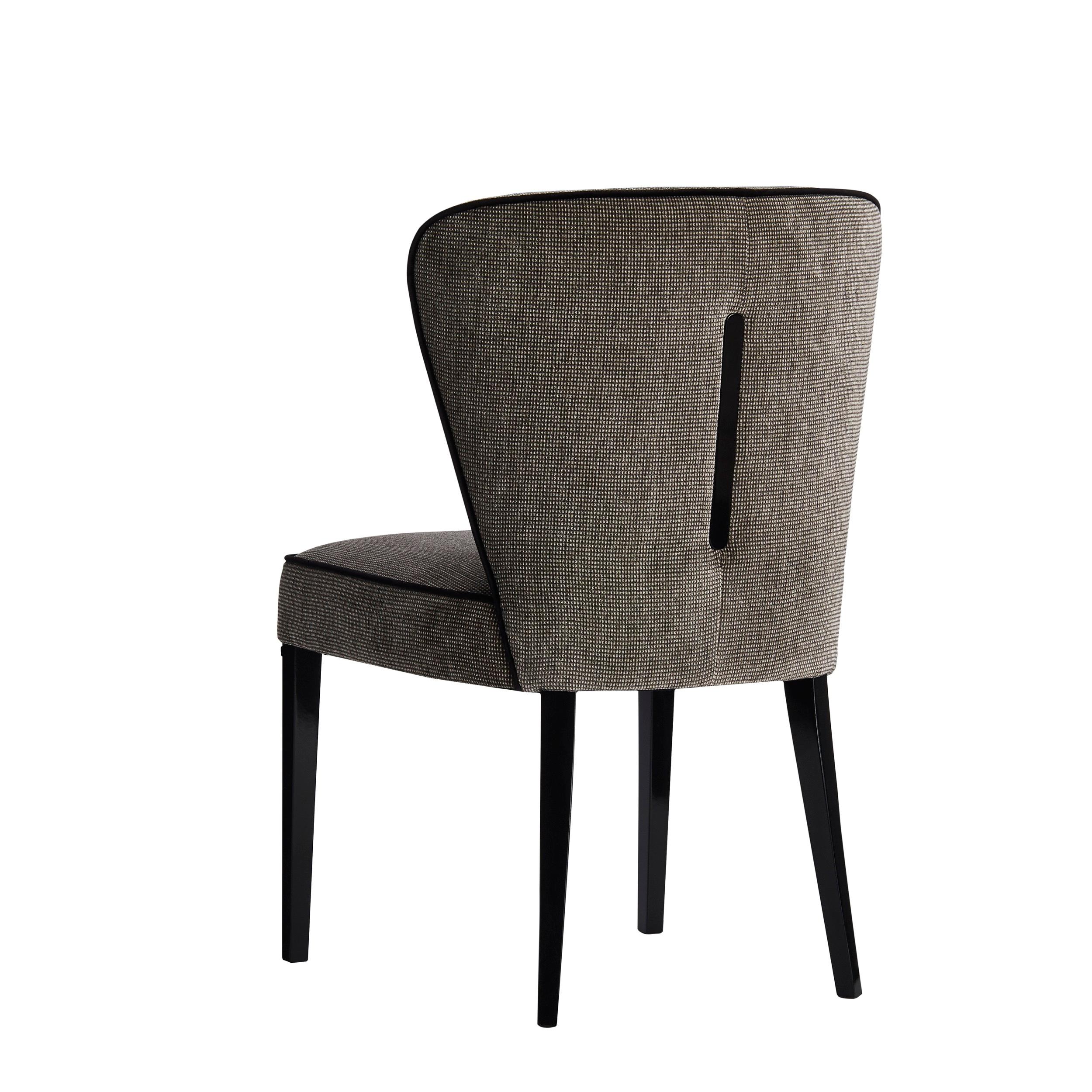 Comfortable and elegant chair, the RIBEIRA gives the dining room a sober look.‎ Upholstered in fabric and enriched by contrasting details on the seat and back.‎ Ribeira is also available in natural leather, leatherette or COM.‎
Shown upholstered