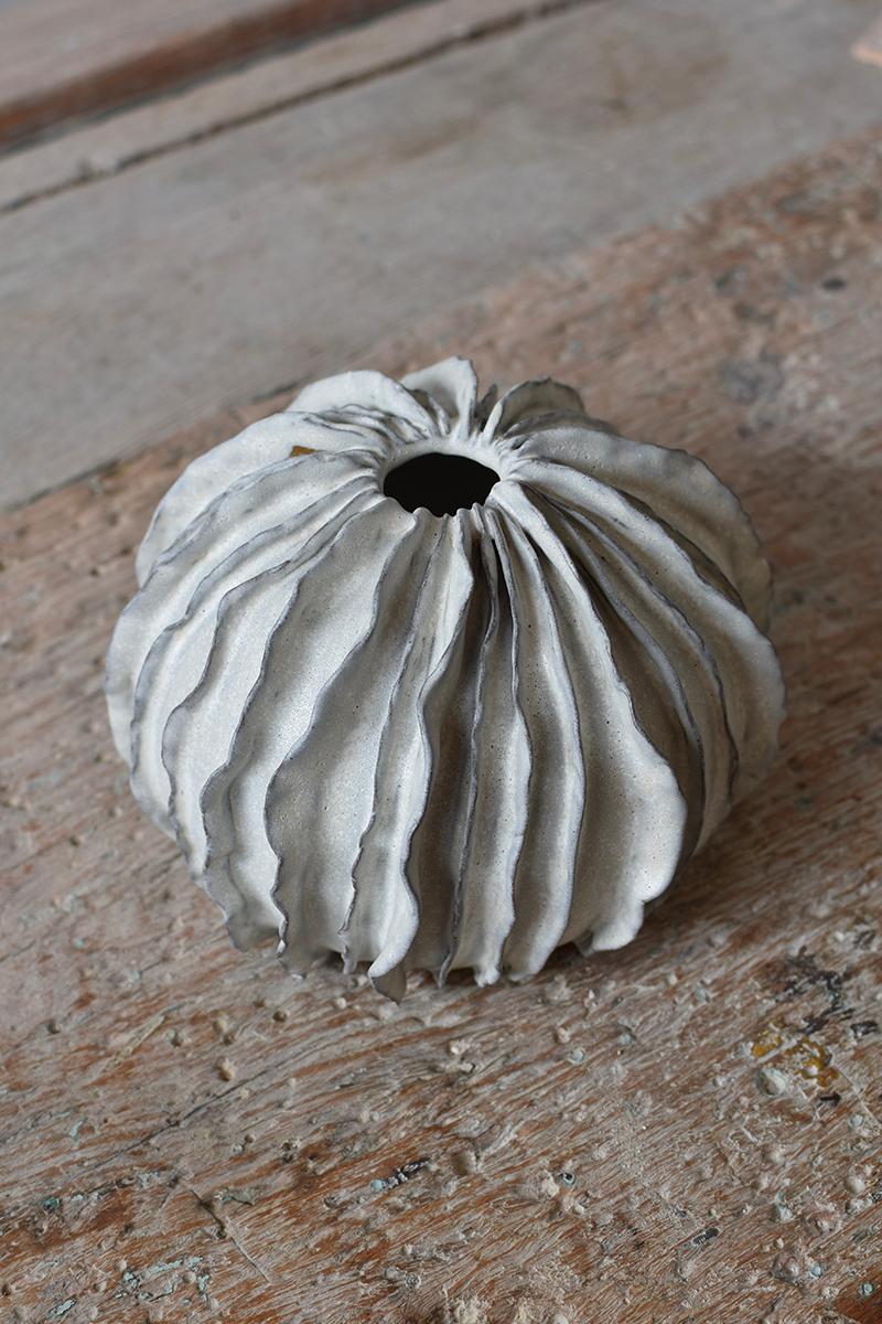 Vase rond en céramique blanche fait à la main Ribera - Grès Neuf - En vente à Ciudad Autónoma de Buenos Aires, AR