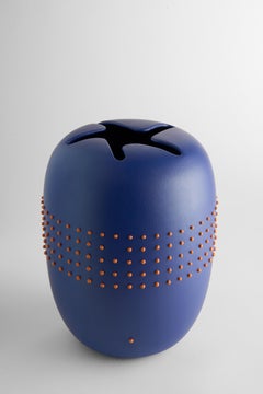 RIC 5 Vase à code cm.26Hx20 D par Arik Levy Bleu mat pointillé