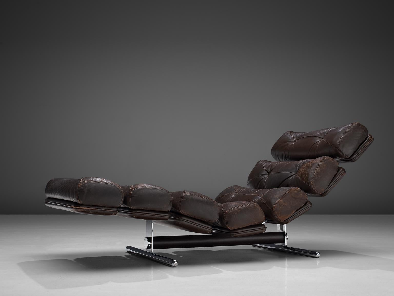Ric Deforche pour Gervan, chaise longue modèle 'Lord', cuir et acier, Belgique, 1970.

Ce lit de jour biomorphique de Ric Deforche est exécuté en cuir brun et en acier. Une combinaison classique qui a souvent été utilisée dans le design moderniste.