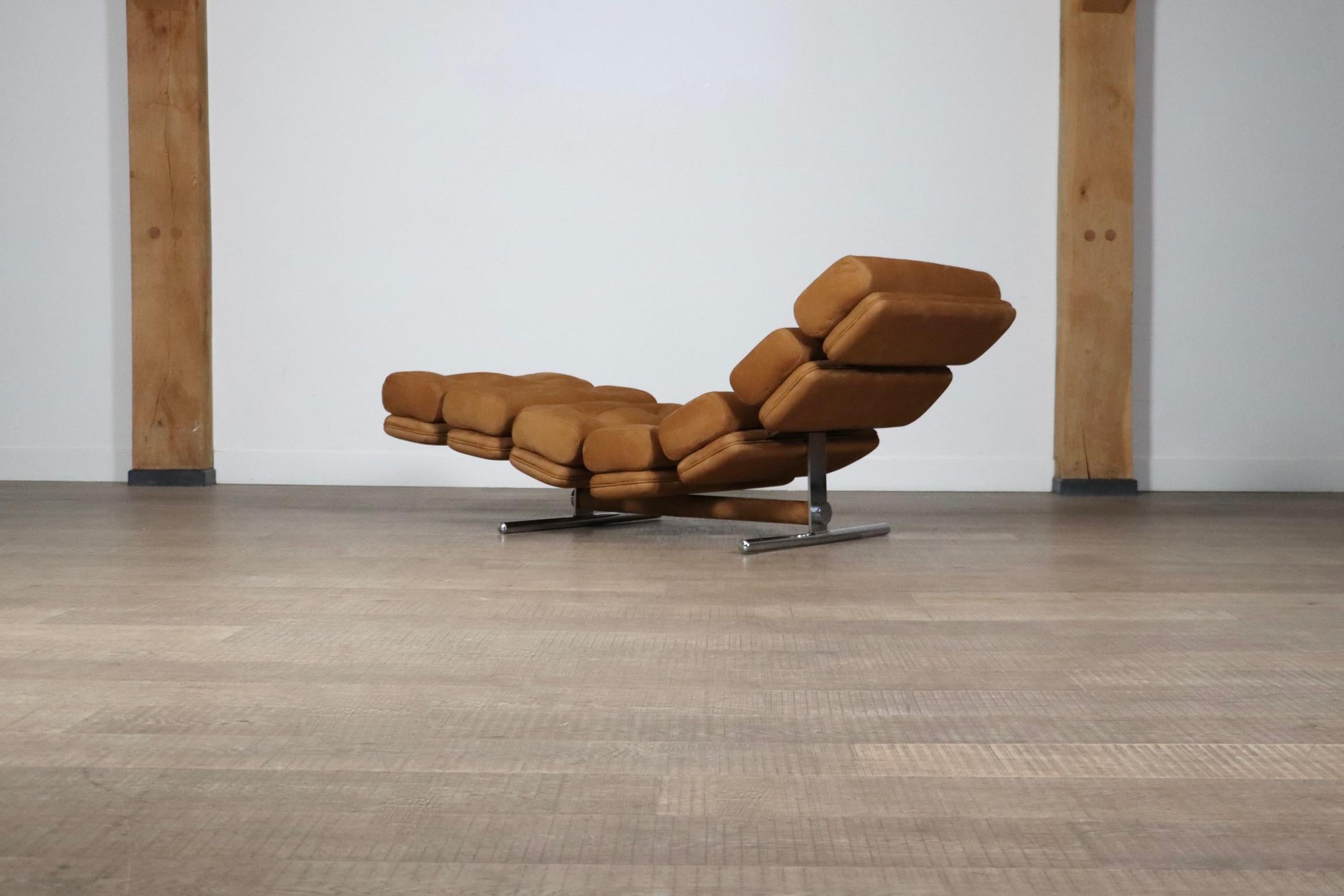 Incredibile e rara chaise longue modello Lord di Ric Deforche in pelle nabuk marrone e cromo per Gervan, Belgio, anni '70.

La classica combinazione tra la struttura in metallo cromato e il bellissimo rivestimento in pelle nubuck marrone, morbida al