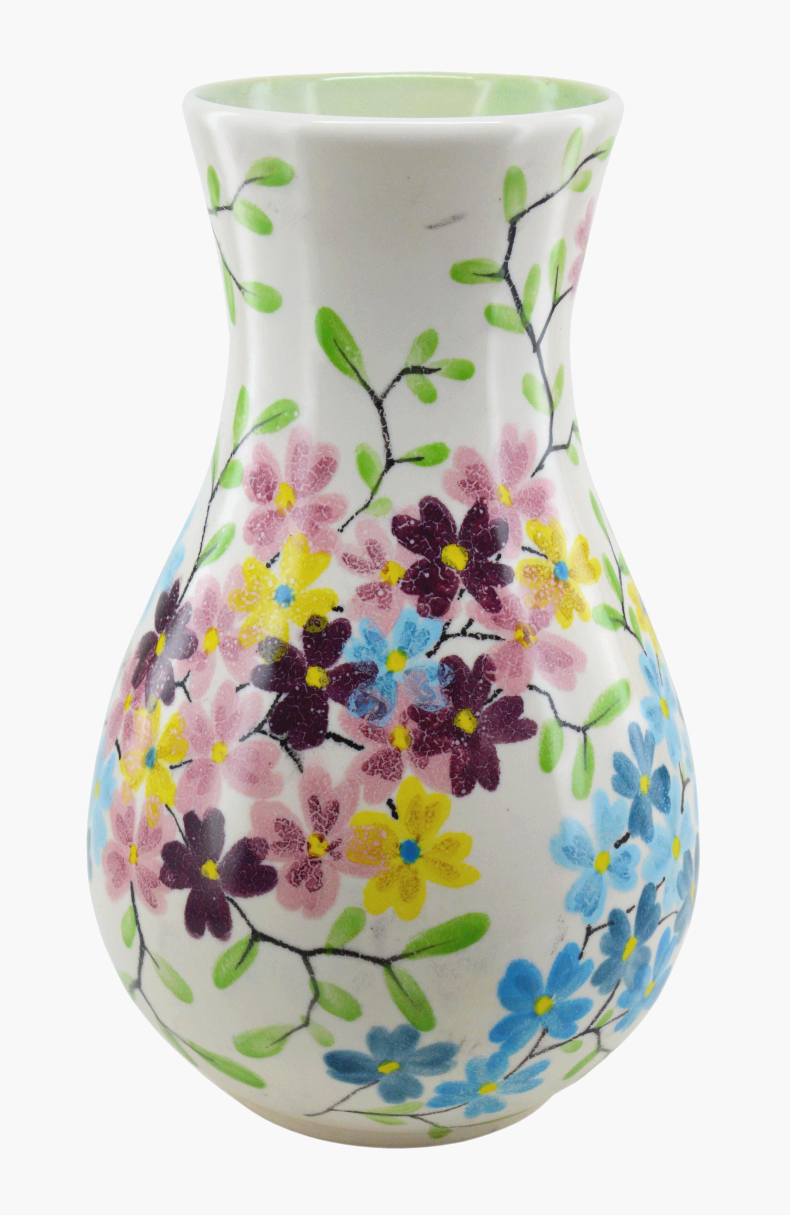 Seltene Keramikvase aus der Jahrhundertmitte von Ceramiques Ricard (Le Castellet und Bendor Island), Frankreich, 1950er Jahre. Handbemalt von Octave Congui. Maße: Höhe 35 cm, Durchmesser 21,5 cm.