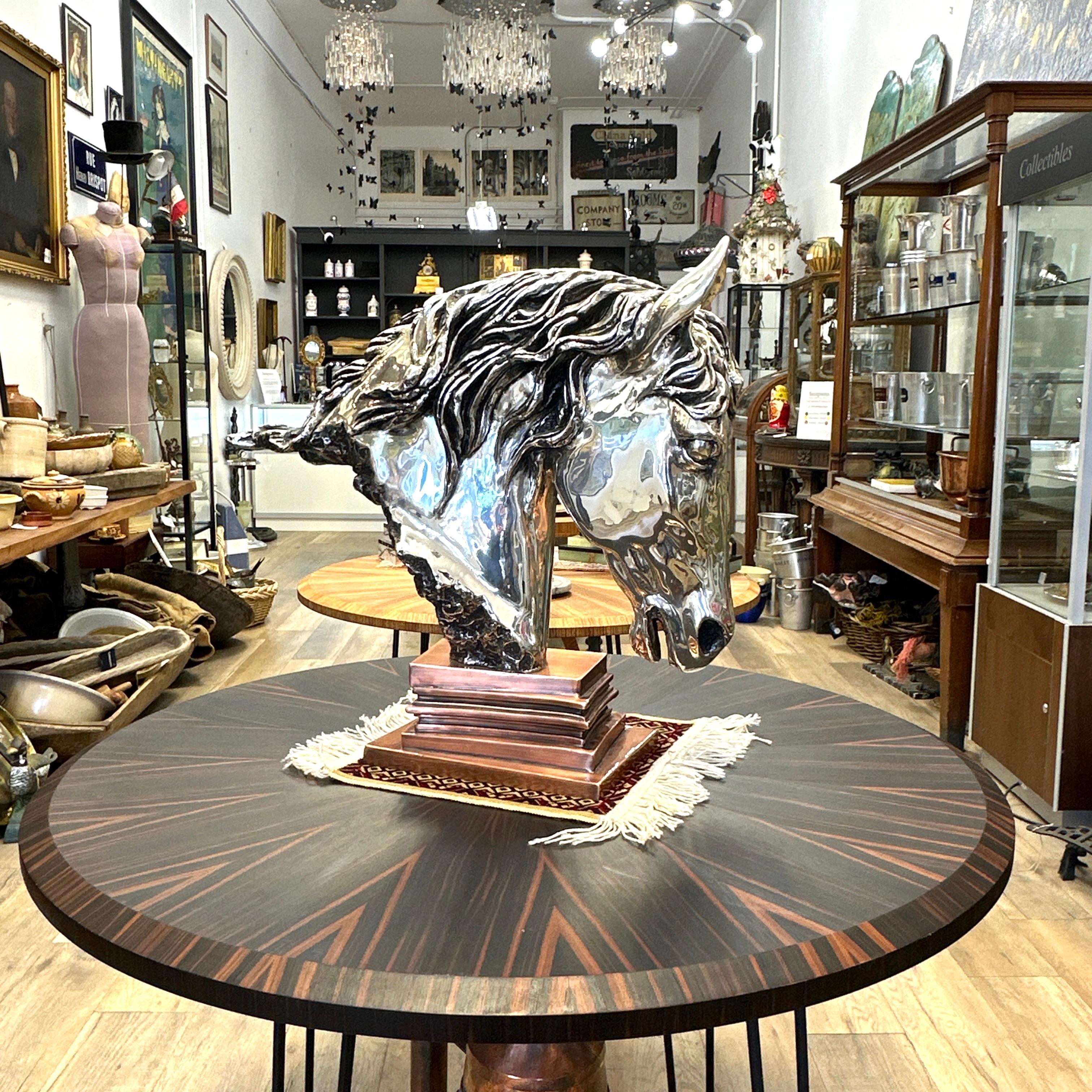 Voici une sculpture de tête de cheval en métal argenté réalisée par D'argenta et l'artiste Ricardo del Rio. Cette sculpture merveilleusement détaillée mérite une place d'honneur dans votre maison. Sa tête est inclinée dans une position qui évoque