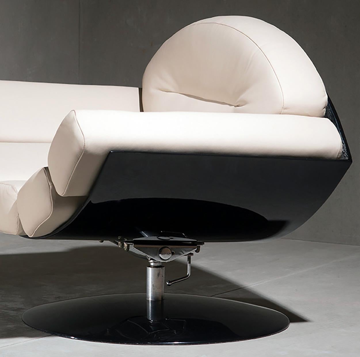 Este icónico sillón, diseñado por el visionario brasileño Ricardo Fasanello, es una auténtica obra maestra de finales de la década de 1960. Construida con fibra de vidrio y resina de poliéster y tapizada en piel, tiene una base giratoria que añade