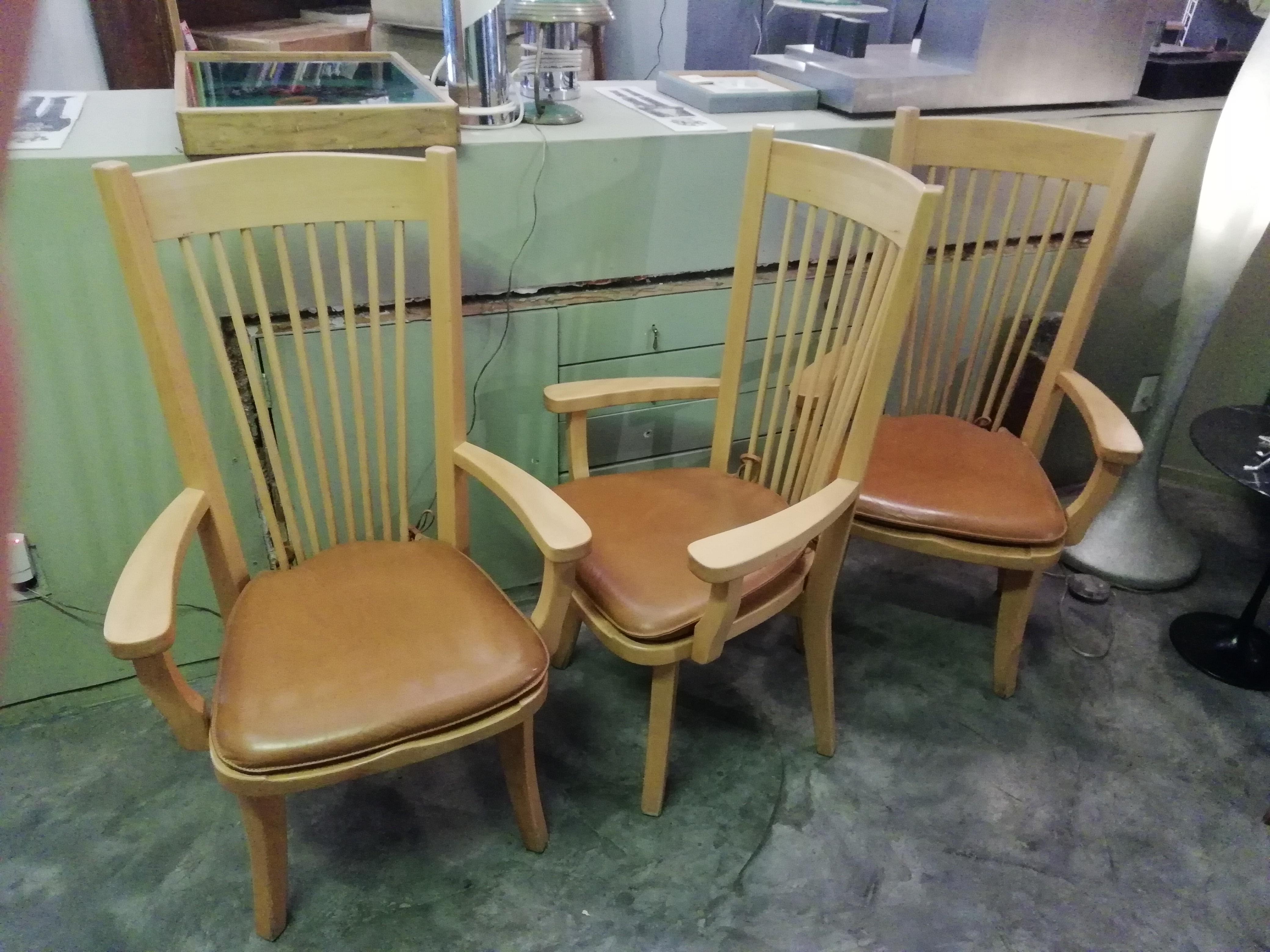 Rare set of 6 Mexican white oak armchairs by Ricardo Legorreta with high slatted backs and sabre-shaped legs. All chairs include a brown leather cushion.

 