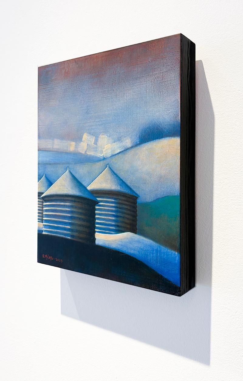 Quadro astratto moderno di un silos su colline ondulate nei toni del blu, del bianco e del nero. 
