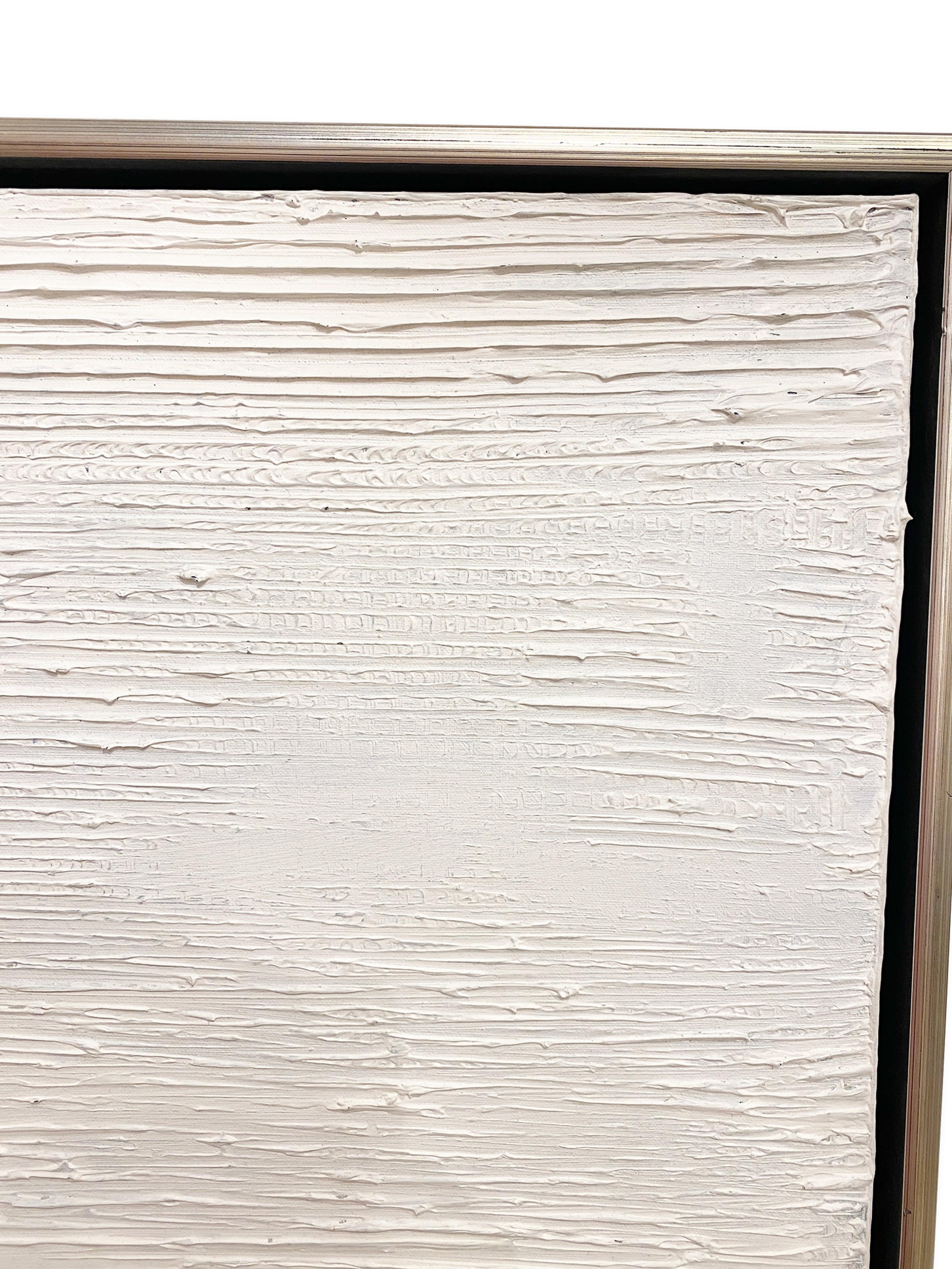 Dipinto contemporaneo a olio su tela raffigurante una composizione astratta con texture a cresta, di colore bianco con sottopittura grigia, in una cornice in foglia d'argento (RICARDO Rumi)