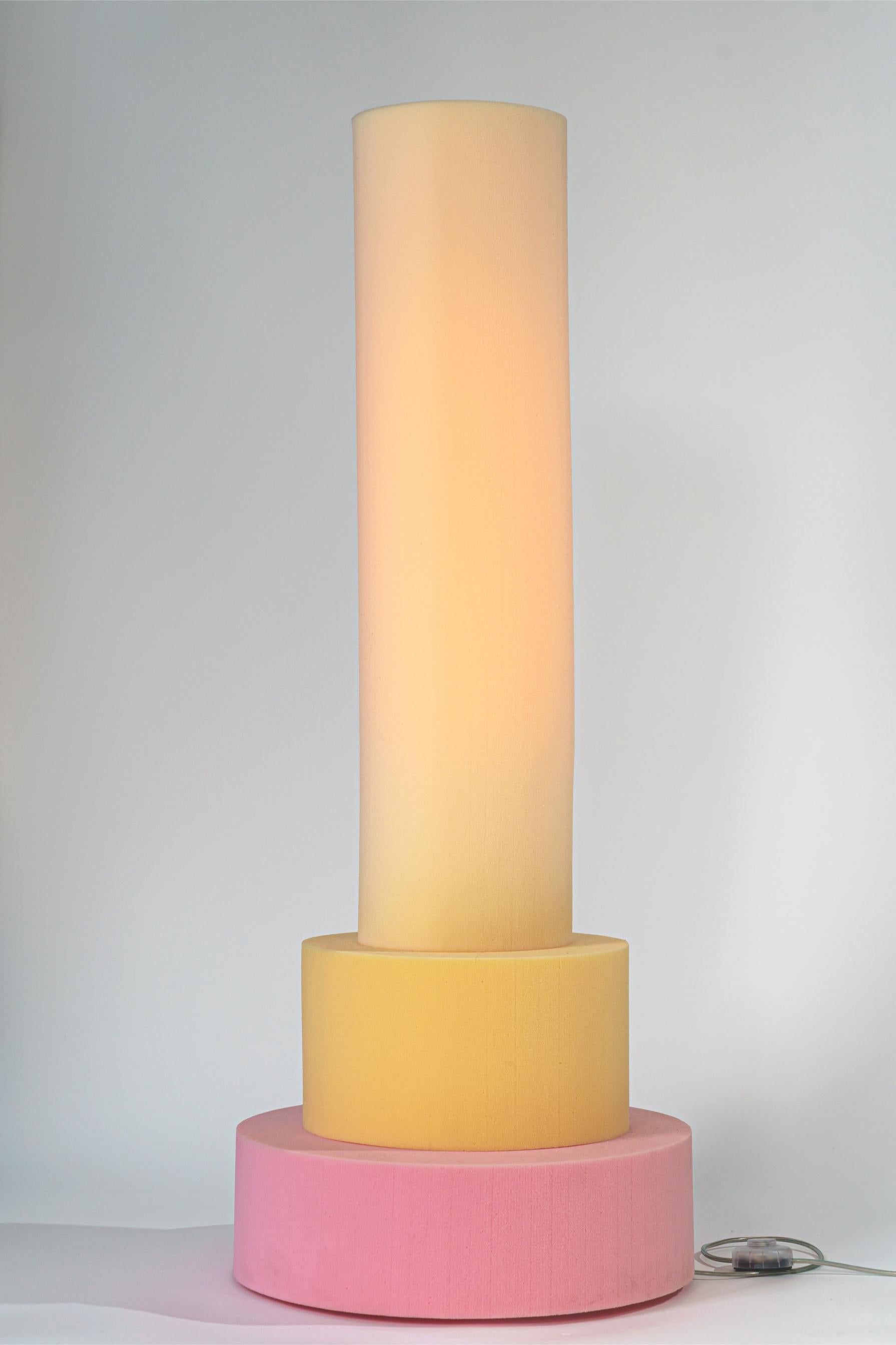 Lámpara de pie Ricardo Schuimlampen de Sven Jansse
Dimensiones: P 50 x A 125 cm
Materiales: Espuma de poliéter tratada
Disponible en diferentes combinaciones de colores.

La práctica de Sven Jansse (Rotterdam, 1987) opera en los límites del arte, la