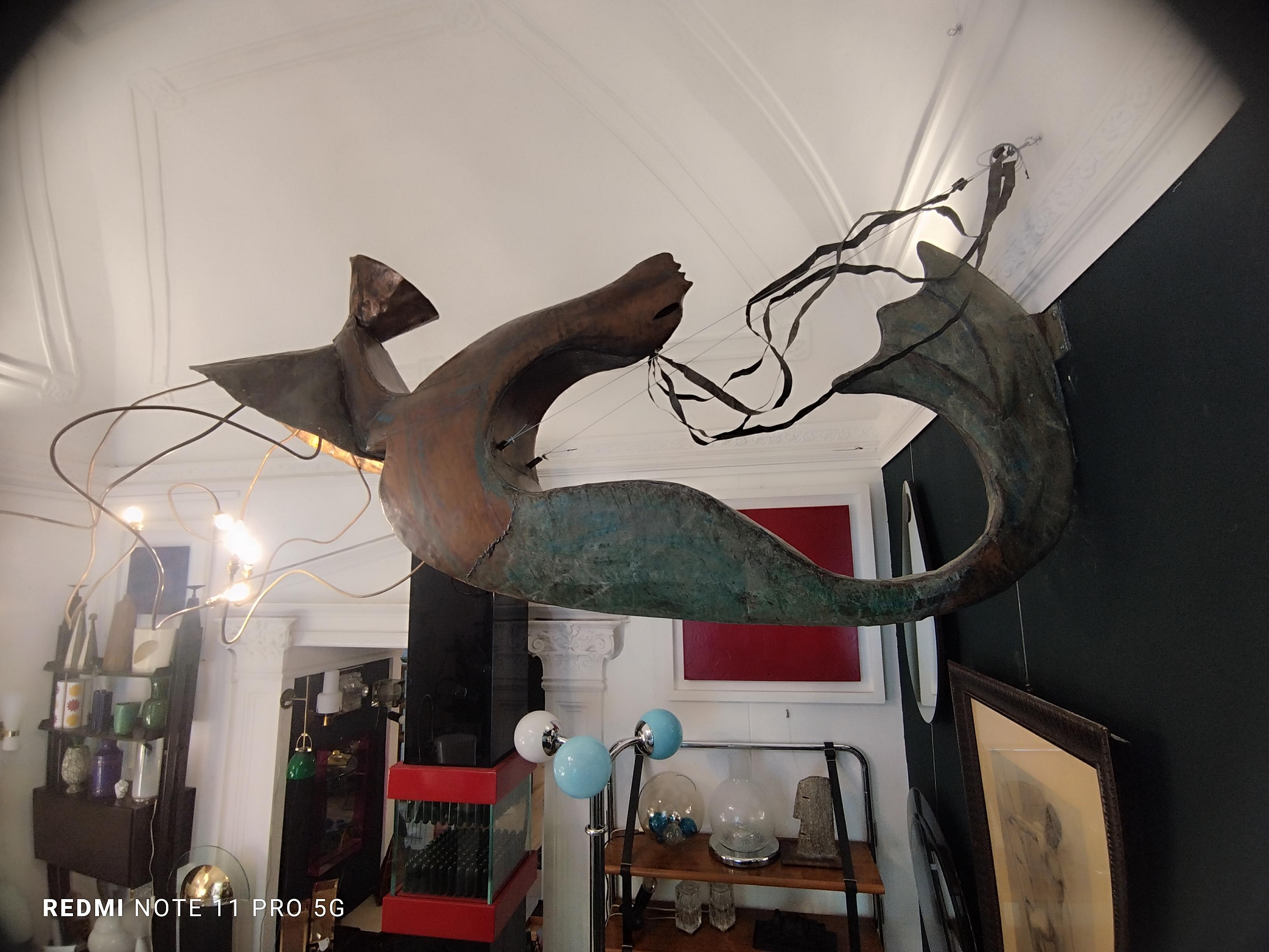 La lámpara Partenope es una obra emblemática del diseñador y arquitecto napolitano Riccardo Dalisi.  Esta lámpara de pared se distingue por su diseño escultural y su enfoque artesanal. Su forma evoca una sinuosa figura femenina, casi una sirena, con
