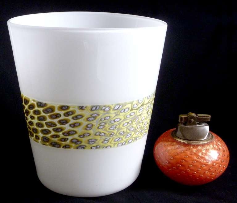 Exceptionnel et très rare vase à fleurs en verre soufflé à la main de Murano, blanc et jaune. Documenté au designer et peintre Riccardo Licata pour Venini, 1955-1956, dans le design 