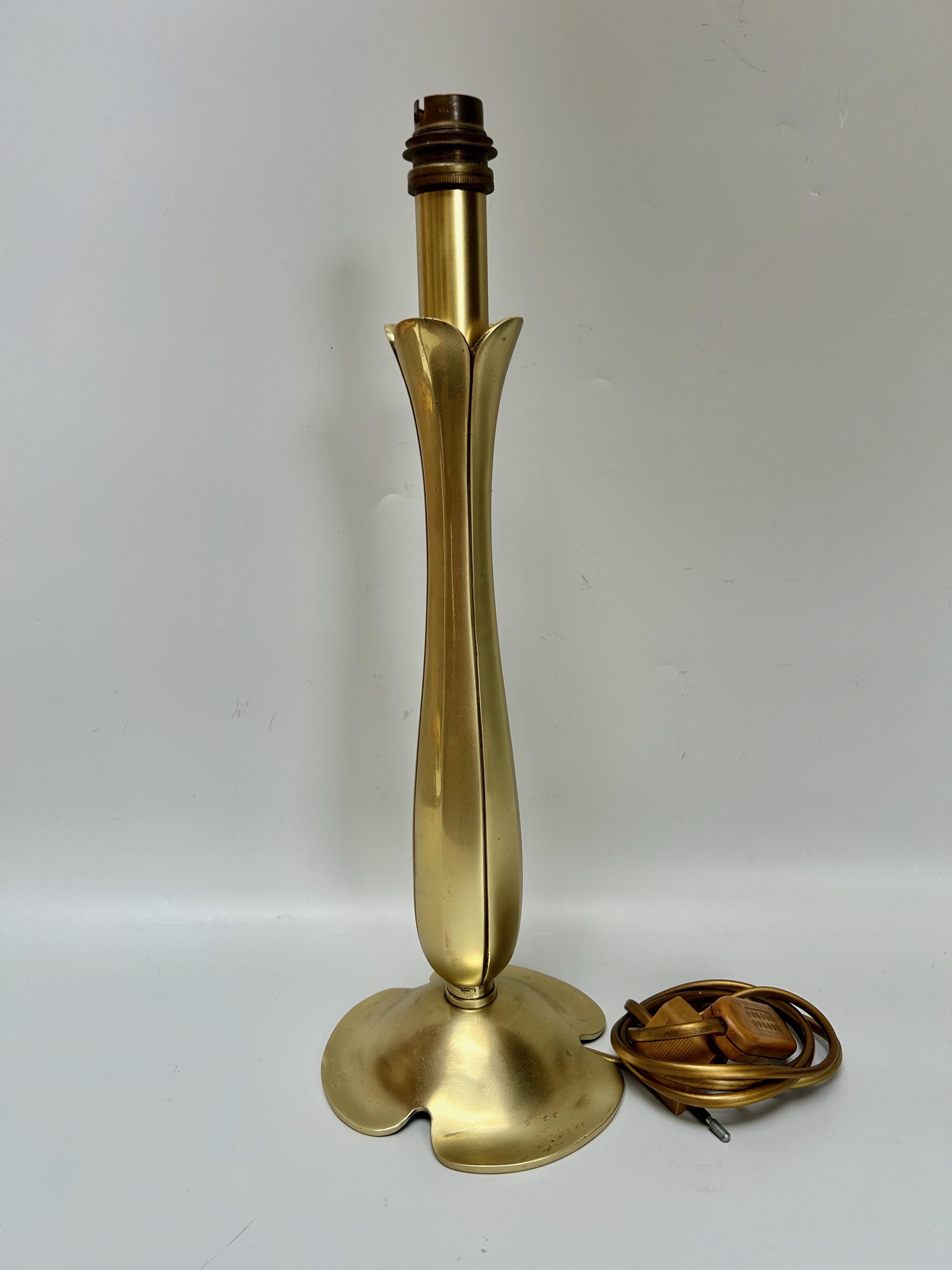 Polished bronze lamp with a four-leaf clover base by Italian sculptor Riccardo Scarpa (1905-1999).
Medalist, sculptor, and designer, Riccardo Scarpa notably worked with bronze to create beautiful objects with a plant-inspired feel. His work