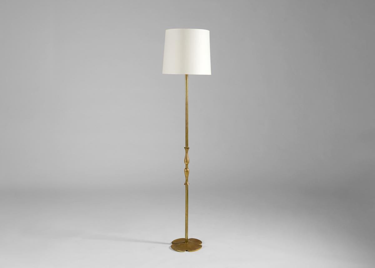 La base de chaque lampe évoque une forme florale ou une feuille à quatre pétales d'où s'élèvent les élégantes tiges en bronze doré. Une paire de fleurs articule délicatement chaque tige. Il a repris ces motifs organiques dans d'autres lampes, à la