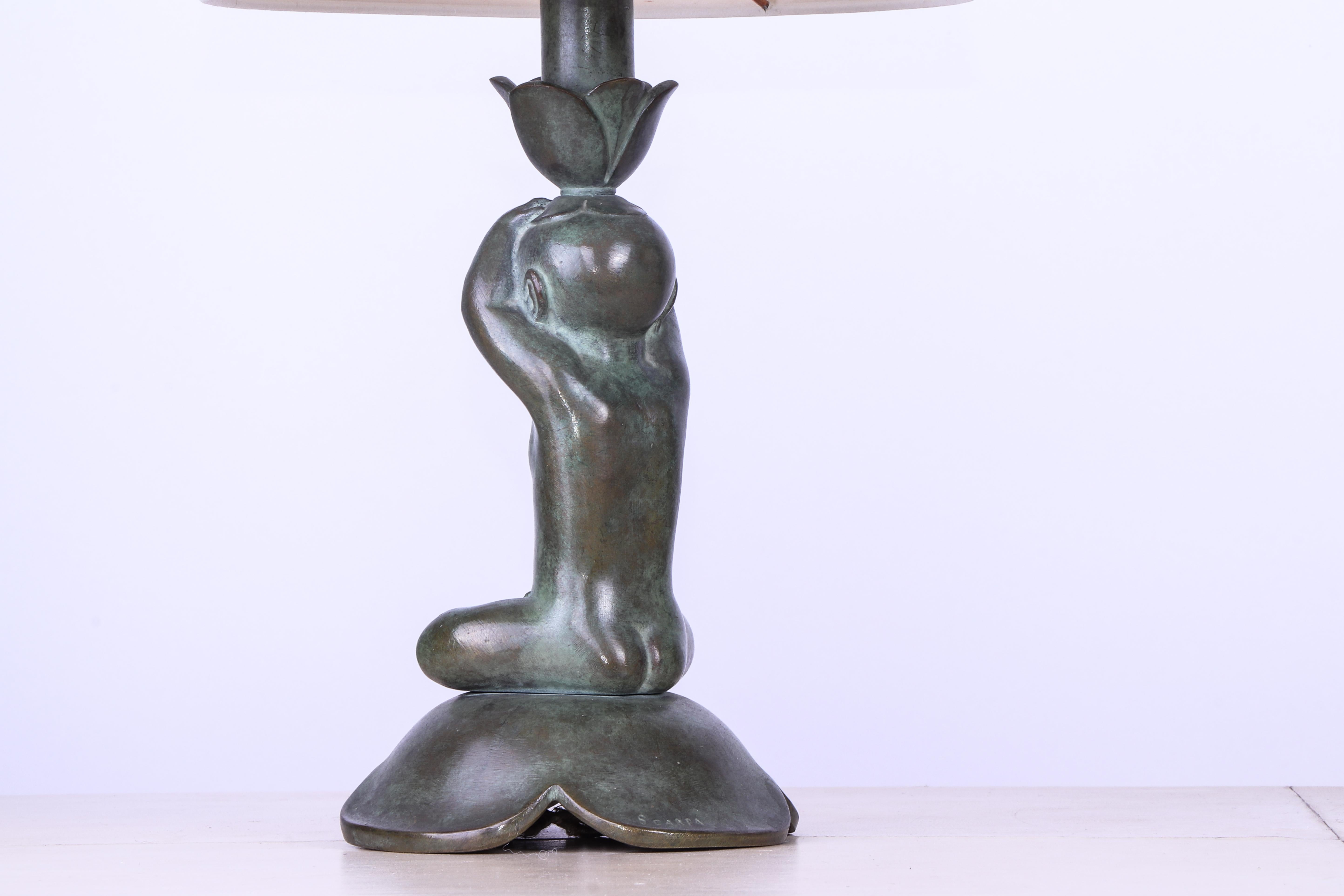 French Riccardo Scarpa Patinated Bronze Art Deco Table Lamp For Sale