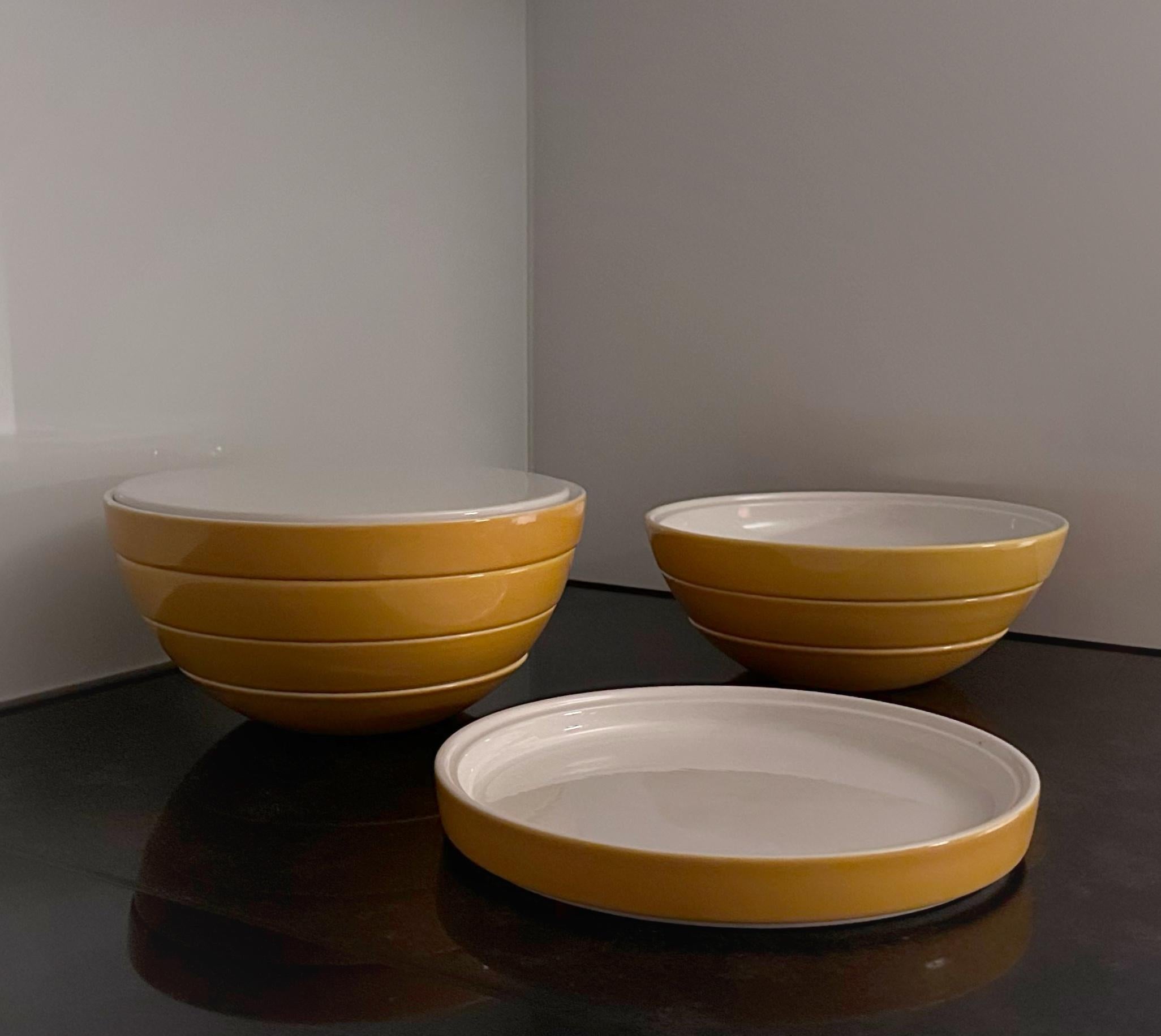 Designed by Riccardo Schweizer and produced by Ceramica Pagnossin.
Made in glazed ceramic and in very good original condition.
Some plates are stamped with the manufacturer's logo 'Pagnossin Ceramica, Treviso, Italy, Linea Schweizer'.

8 curved