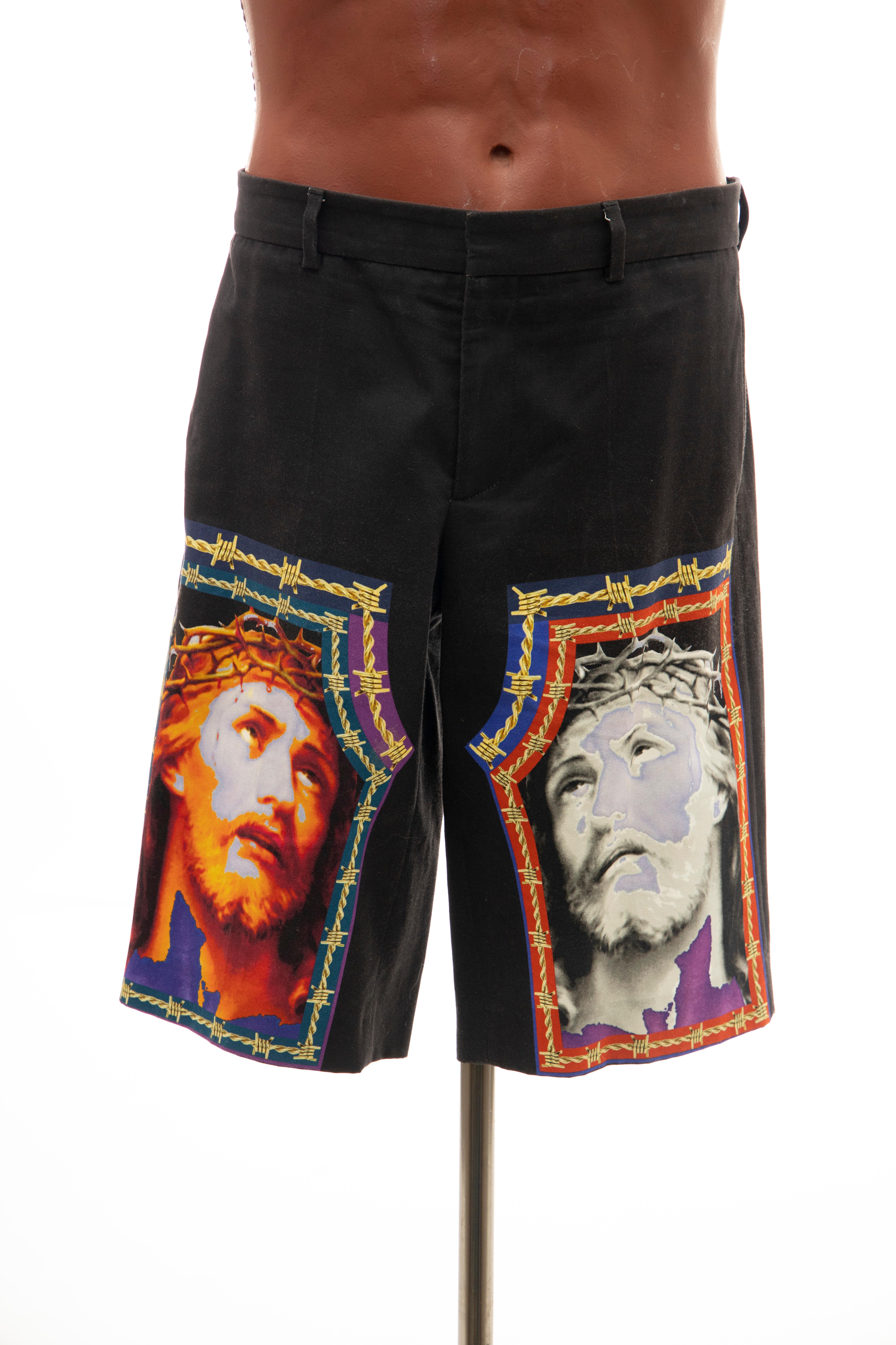 Riccardo Tisci for Givenchy Runway, Spring 2016 men's black printed cotton shorts, two front pockets, zip front and hook-and-eye closure.

EU. 50

Waist: 34, Length: 23