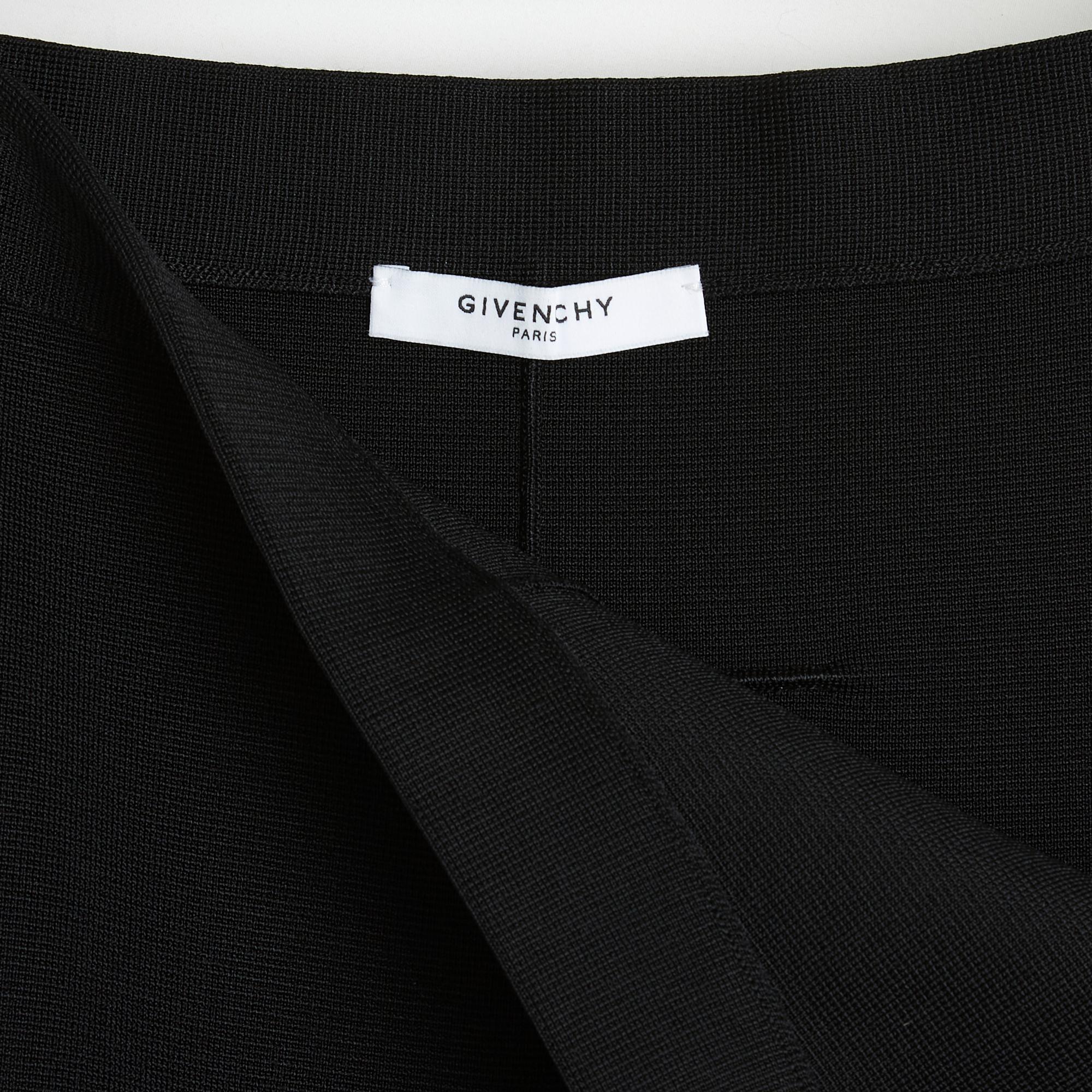 Jupe Givenchy par Riccardo Tisci, droite en épaisse maille de viscose et laine noires, longue fente sur le devant, fermeture zippée et crochet sur le côté. Plus d'étiquette de composition ni de taille mais les mensurations indiquent un 36FR : taille