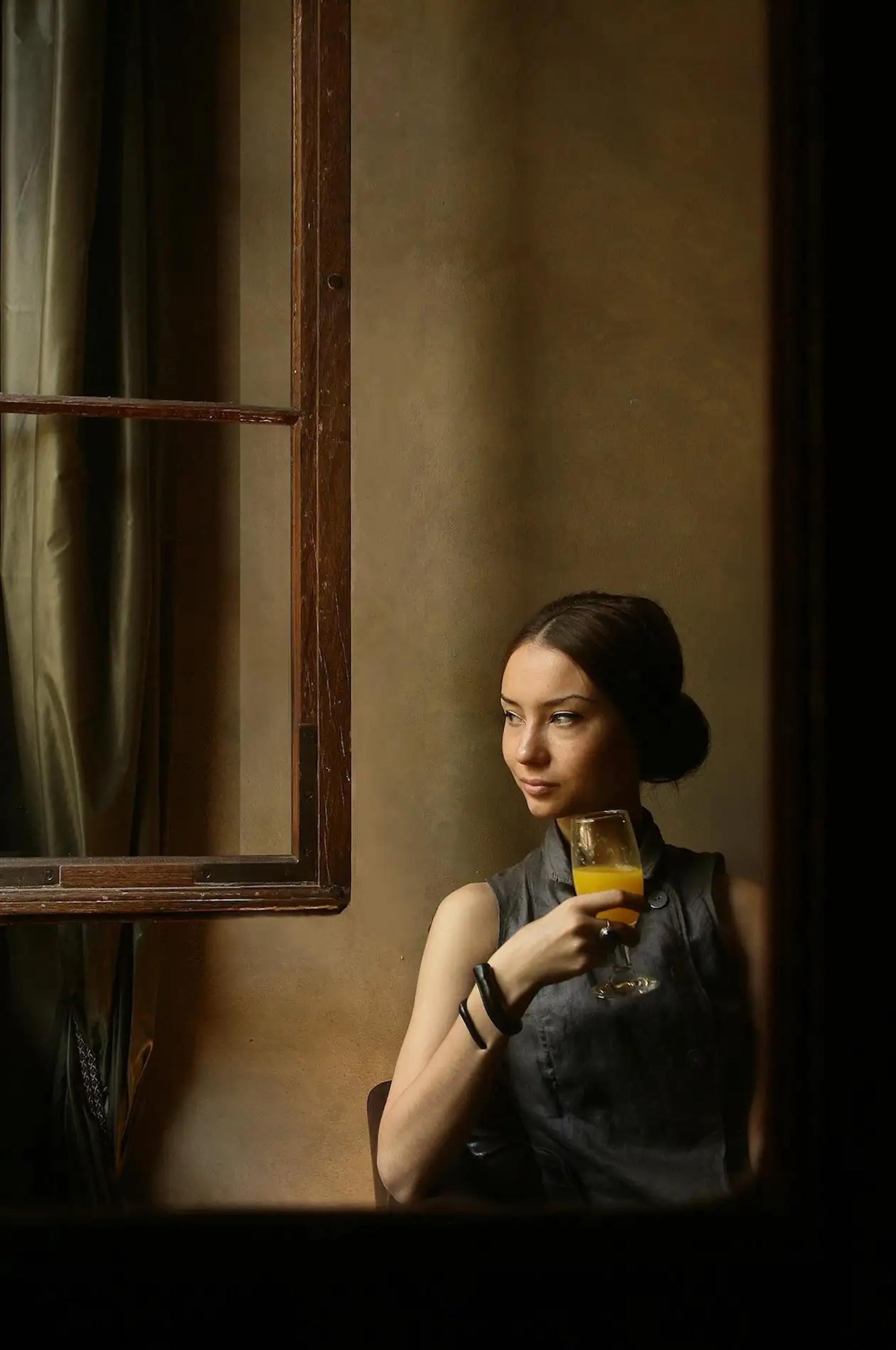 H 14-15 von Riccardo Varini - Porträtfotografie, Frau, Fenster, Warte, Gedanken
