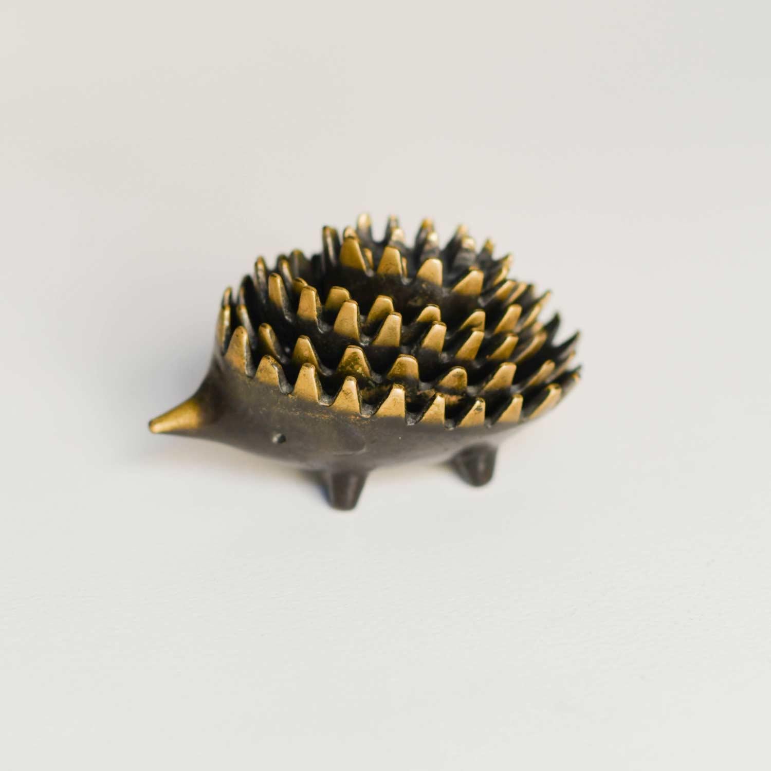 Hedgehog Ashtray Set by Walter Bosse for Hertha Bellerlo, Austria 1950. 
Made of brass. The set consists of 6 ashtrays
Product details
Dimensions: 11.5 l x 7.5 h x 7 d cm
Materials : brass
Production : Hertha Bellerlo, Austria 1950.